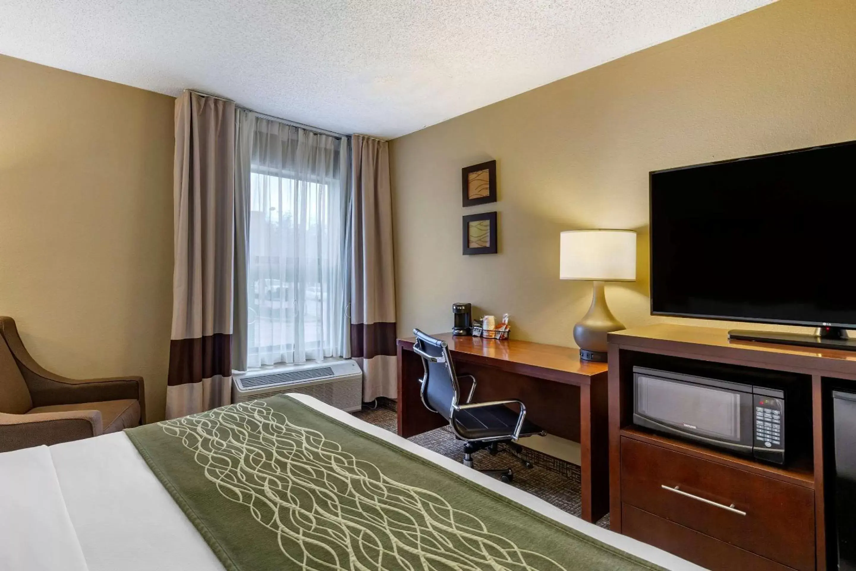 Photo of the whole room, TV/Entertainment Center in Comfort Inn Apex - Holly Springs