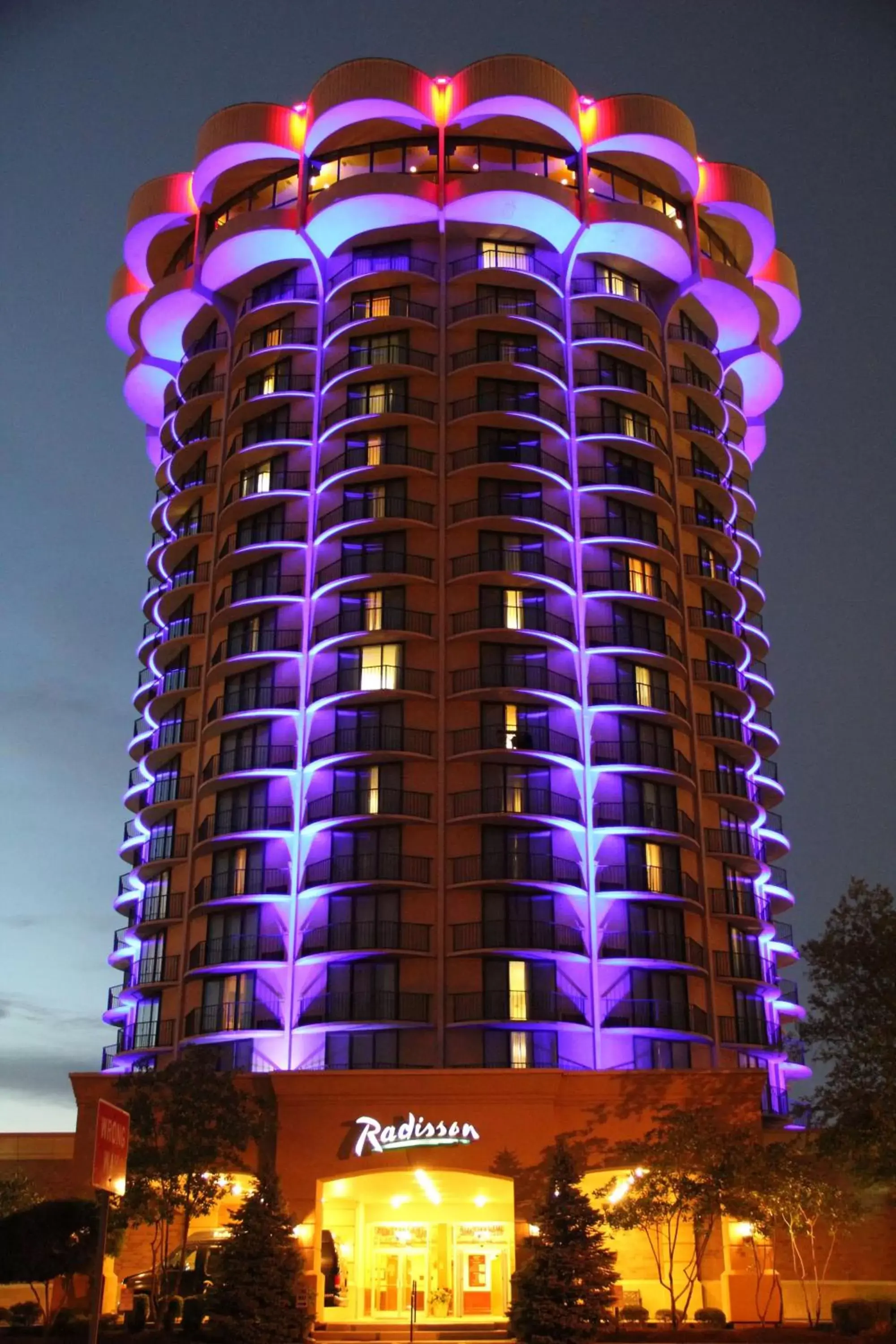 Property Building in Radisson Hotel Cincinnati Riverfront