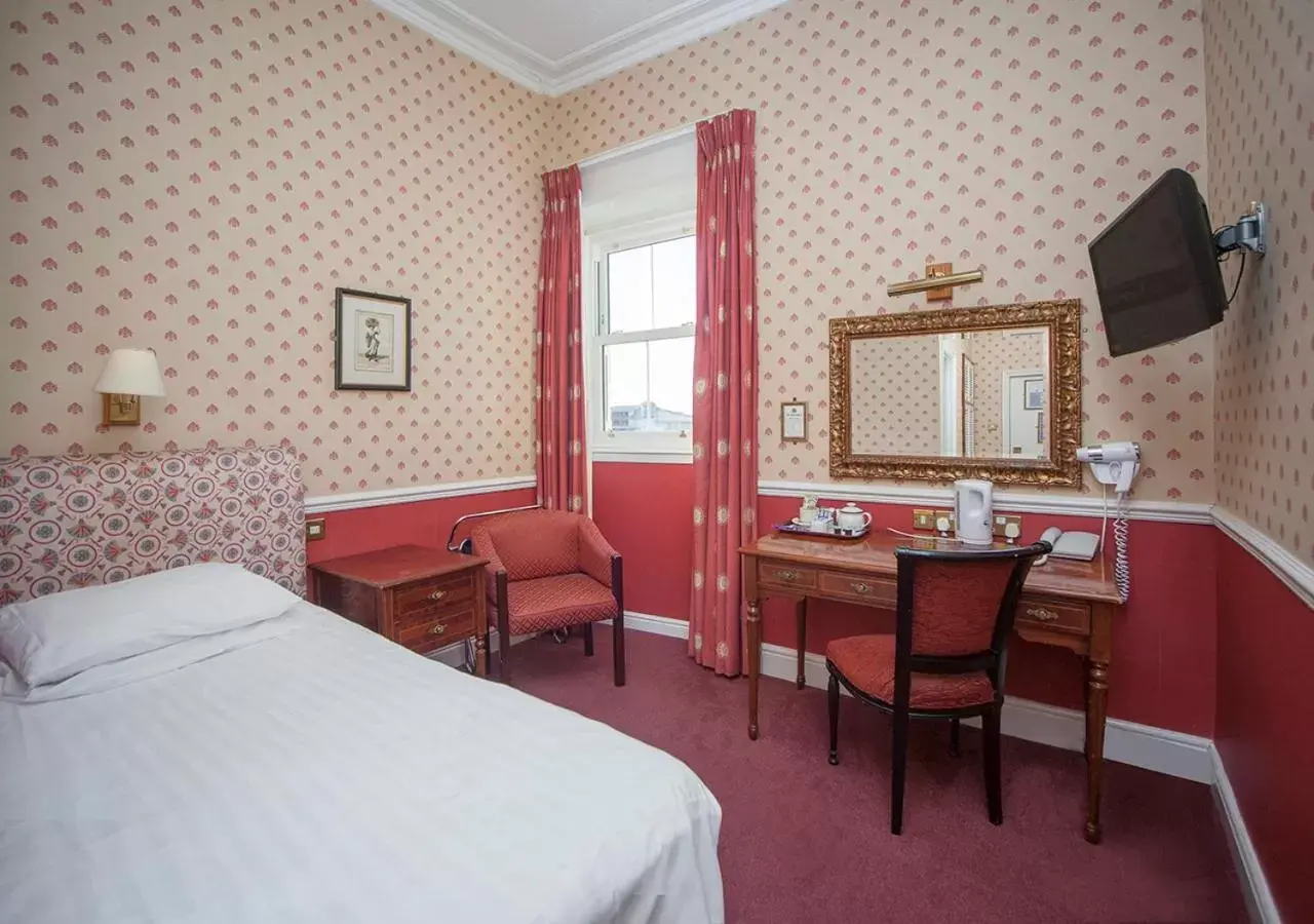 Photo of the whole room, Bed in The Royal Hotel