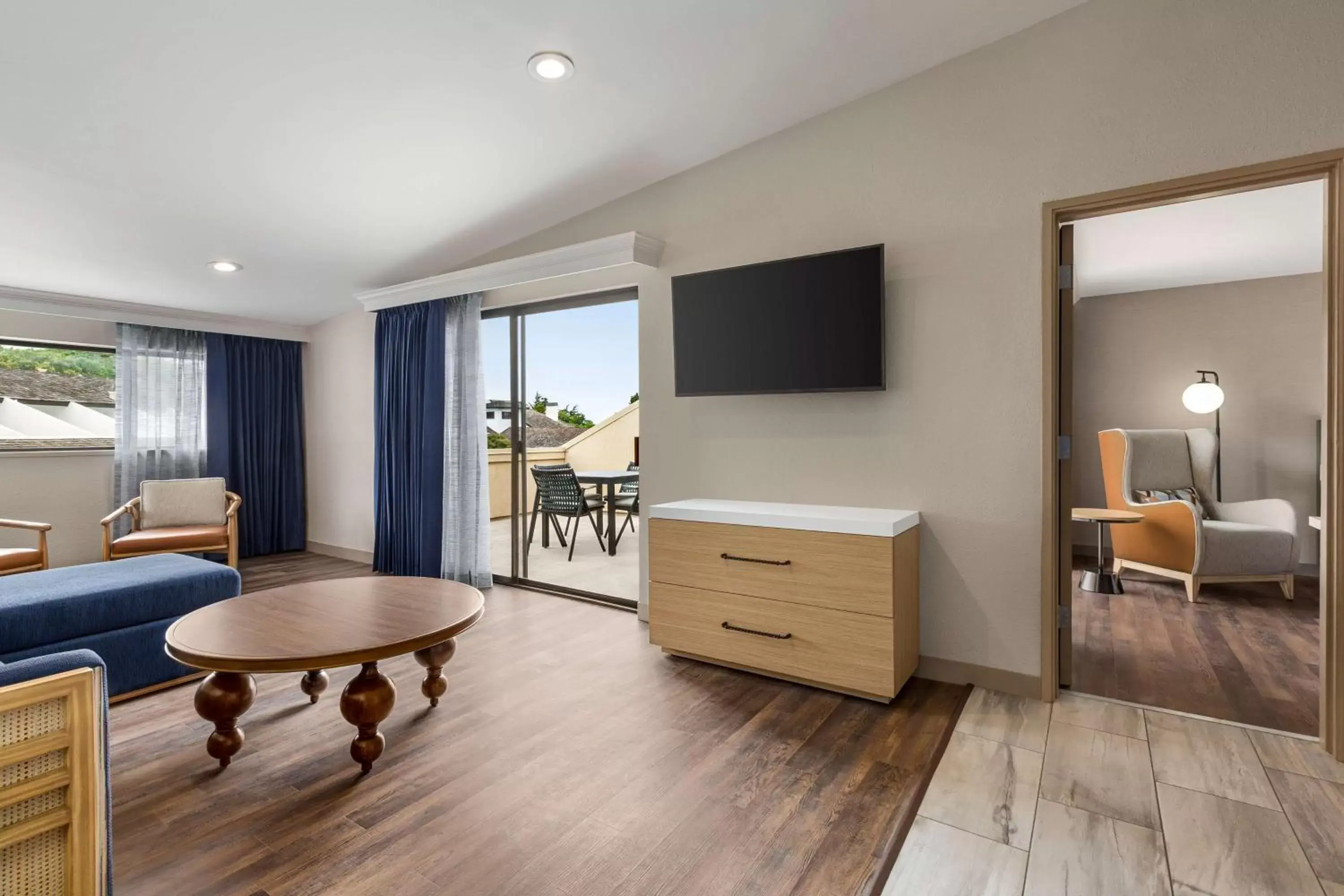Bedroom, TV/Entertainment Center in Hilton Garden Inn Monterey