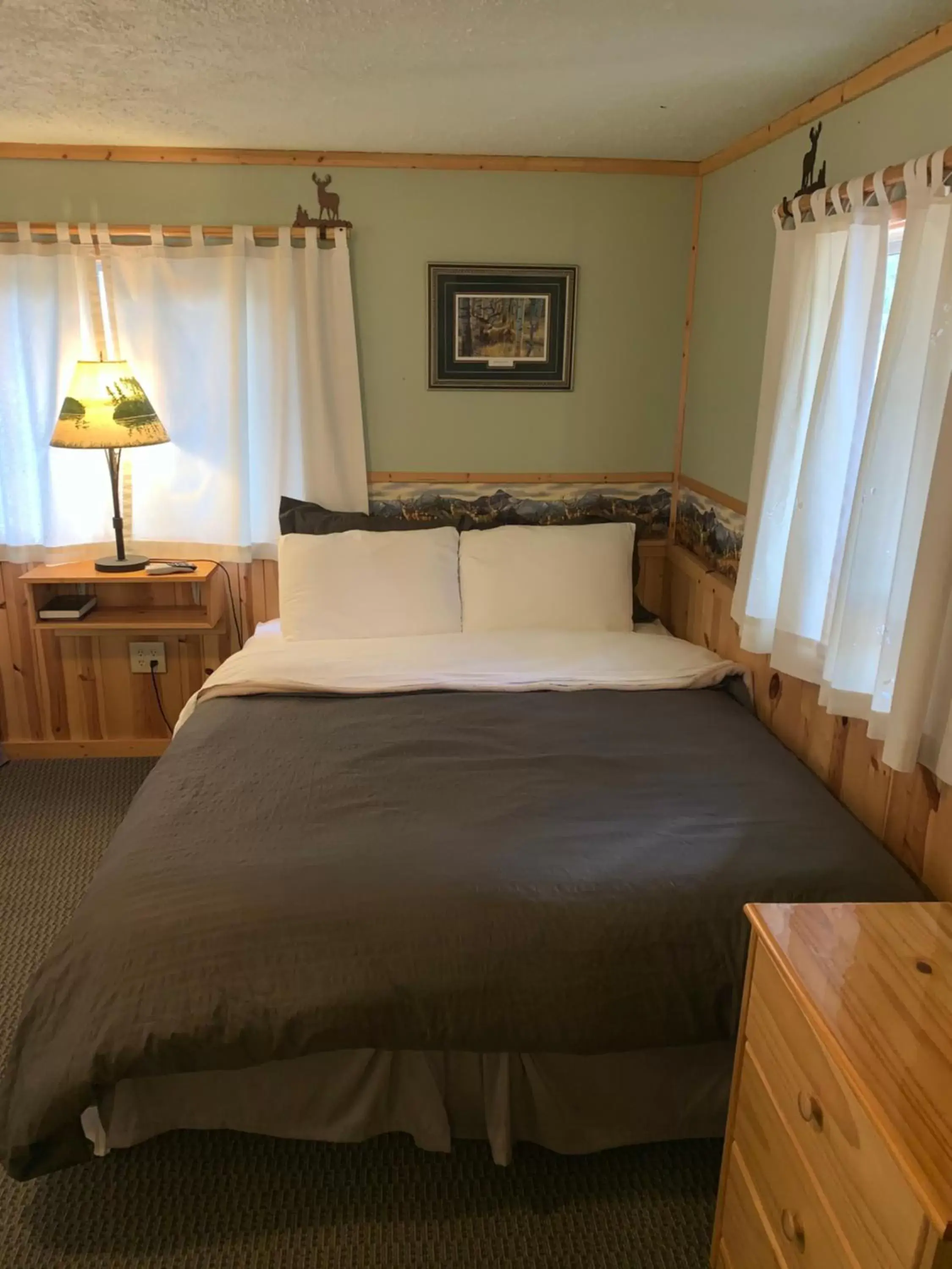 Bed in Glacier Haven Inn
