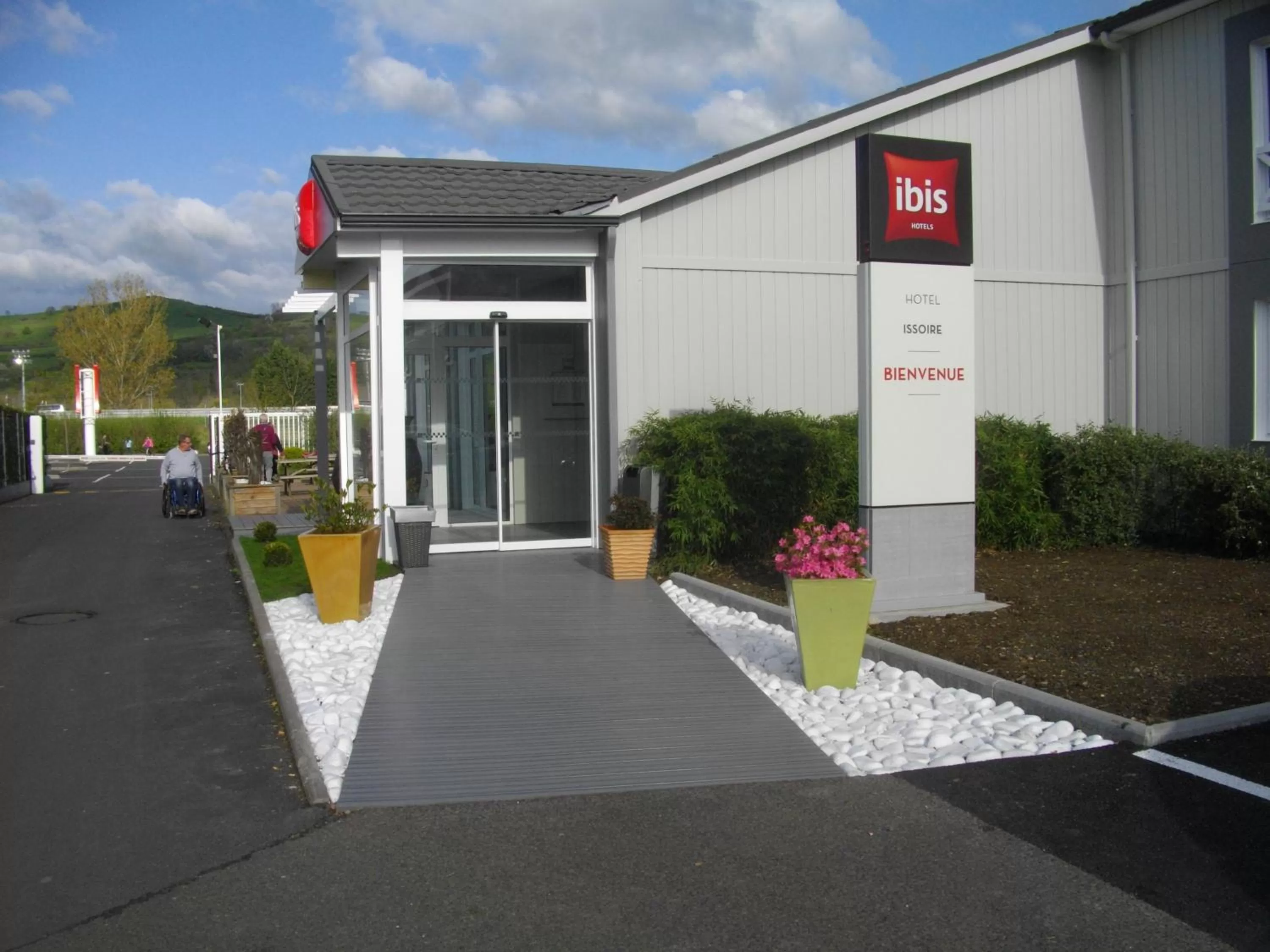 Facade/entrance in ibis Issoire