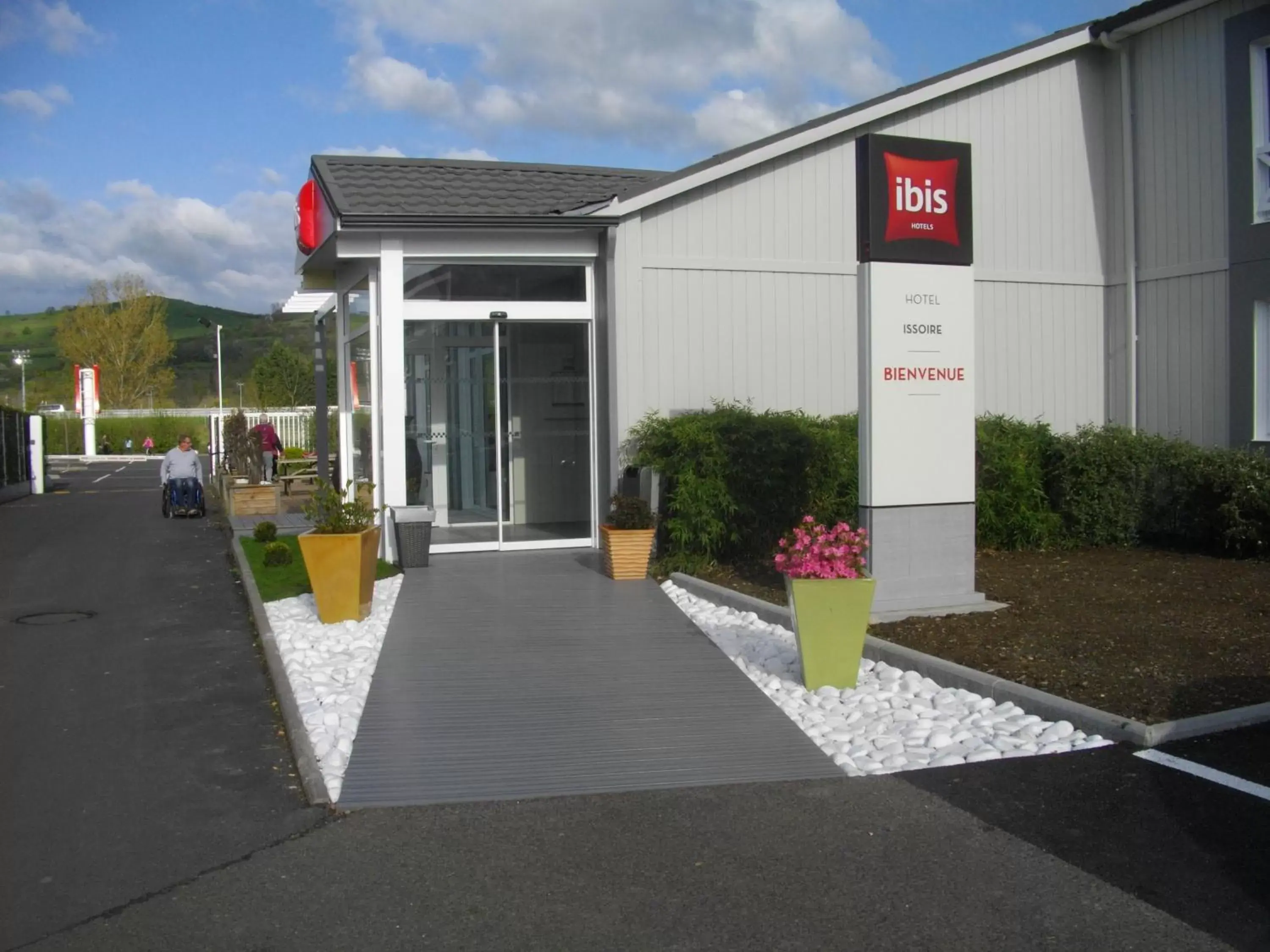 Facade/entrance in ibis Issoire Facade/entrance in ibis Issoire