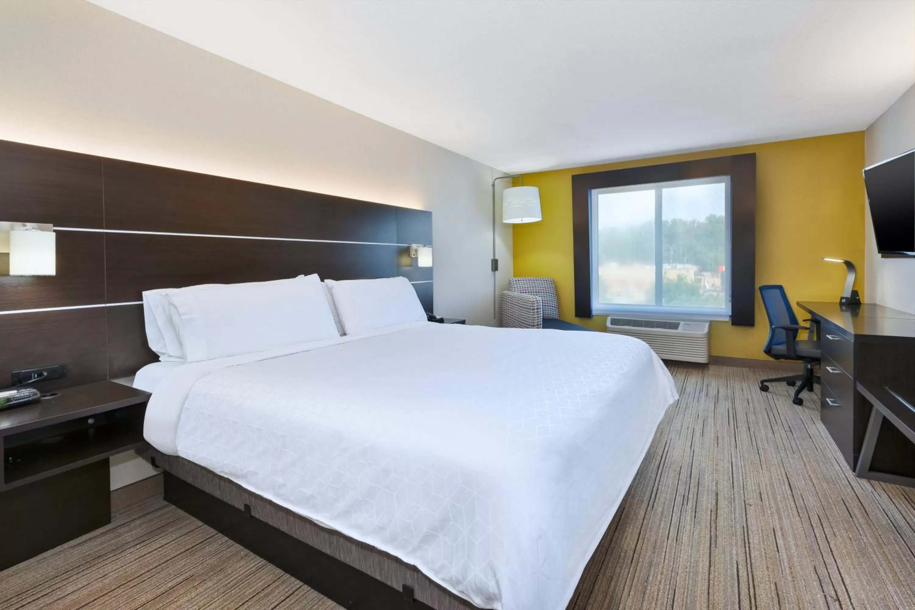 Photo of the whole room, Bed in Holiday Inn Express Hotel & Suites Cleveland-Richfield by IHG