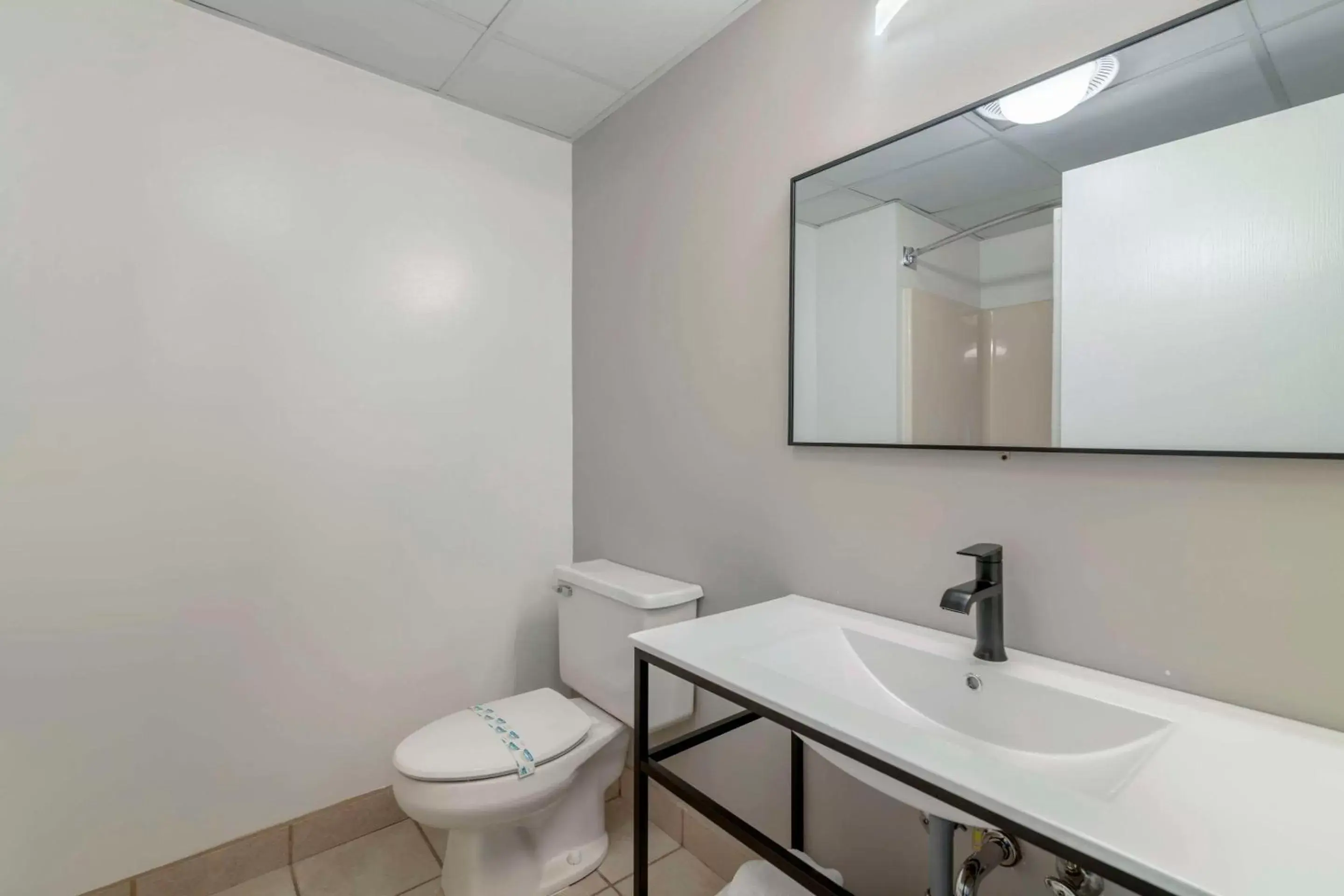 Bedroom, Bathroom in Black Bear Inn