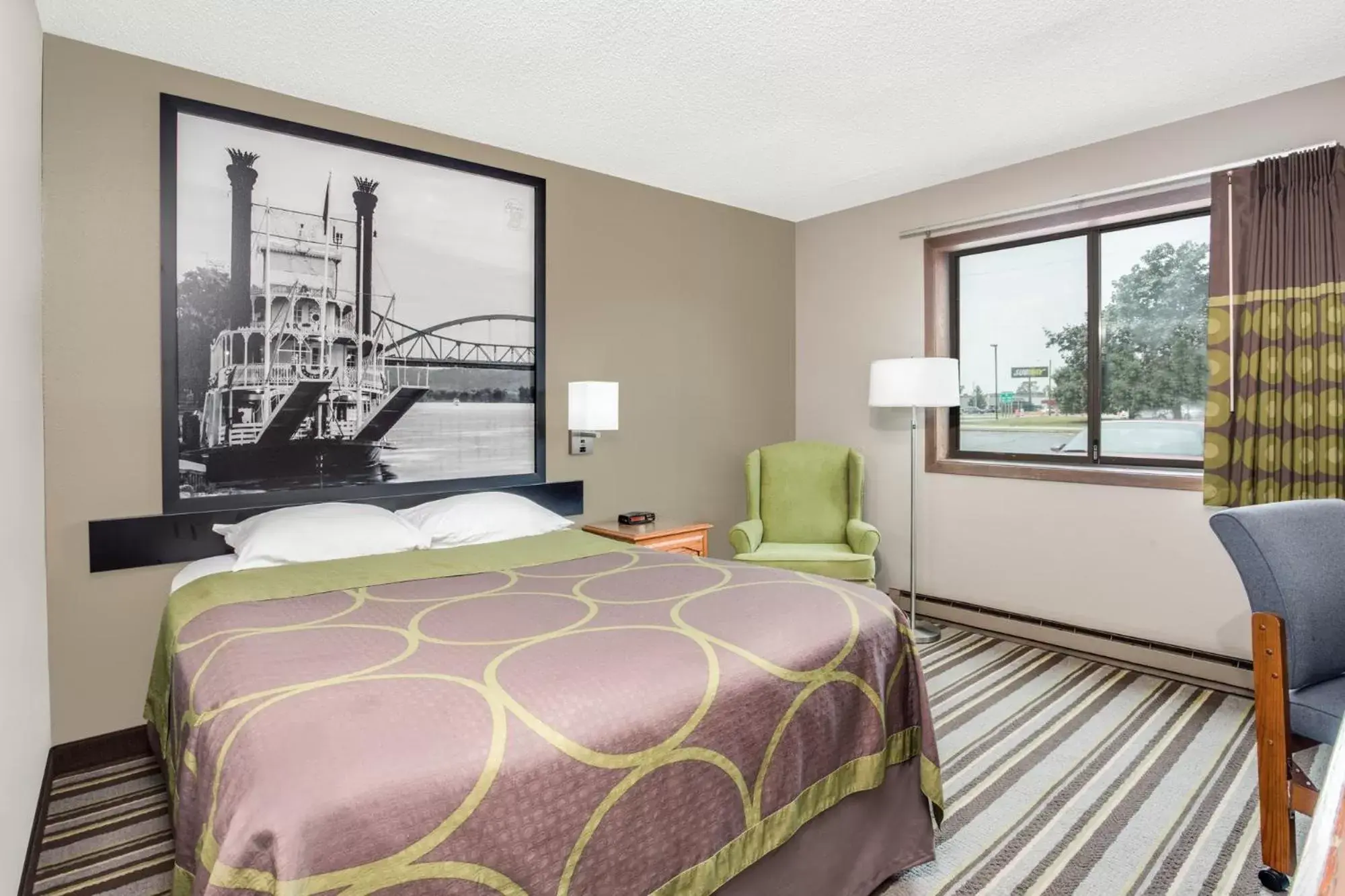 Bed, Room Photo in Super 8 by Wyndham Green Bay Near Stadium