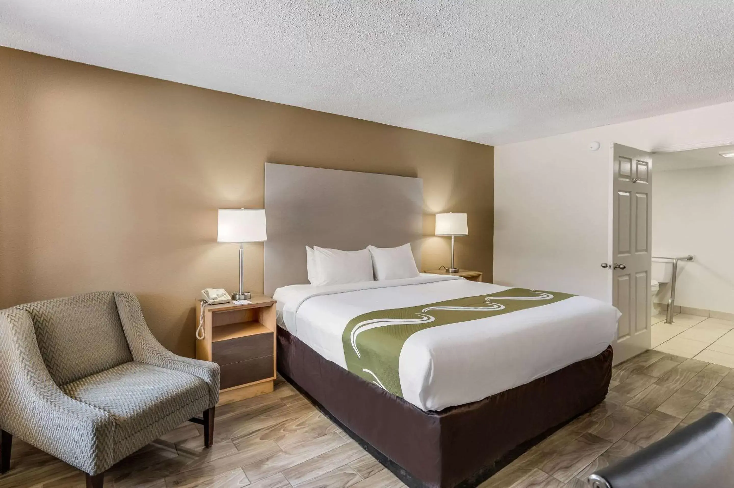 Photo of the whole room, Bed in Quality Inn & Suites Hot Springs-Lake Hamilton