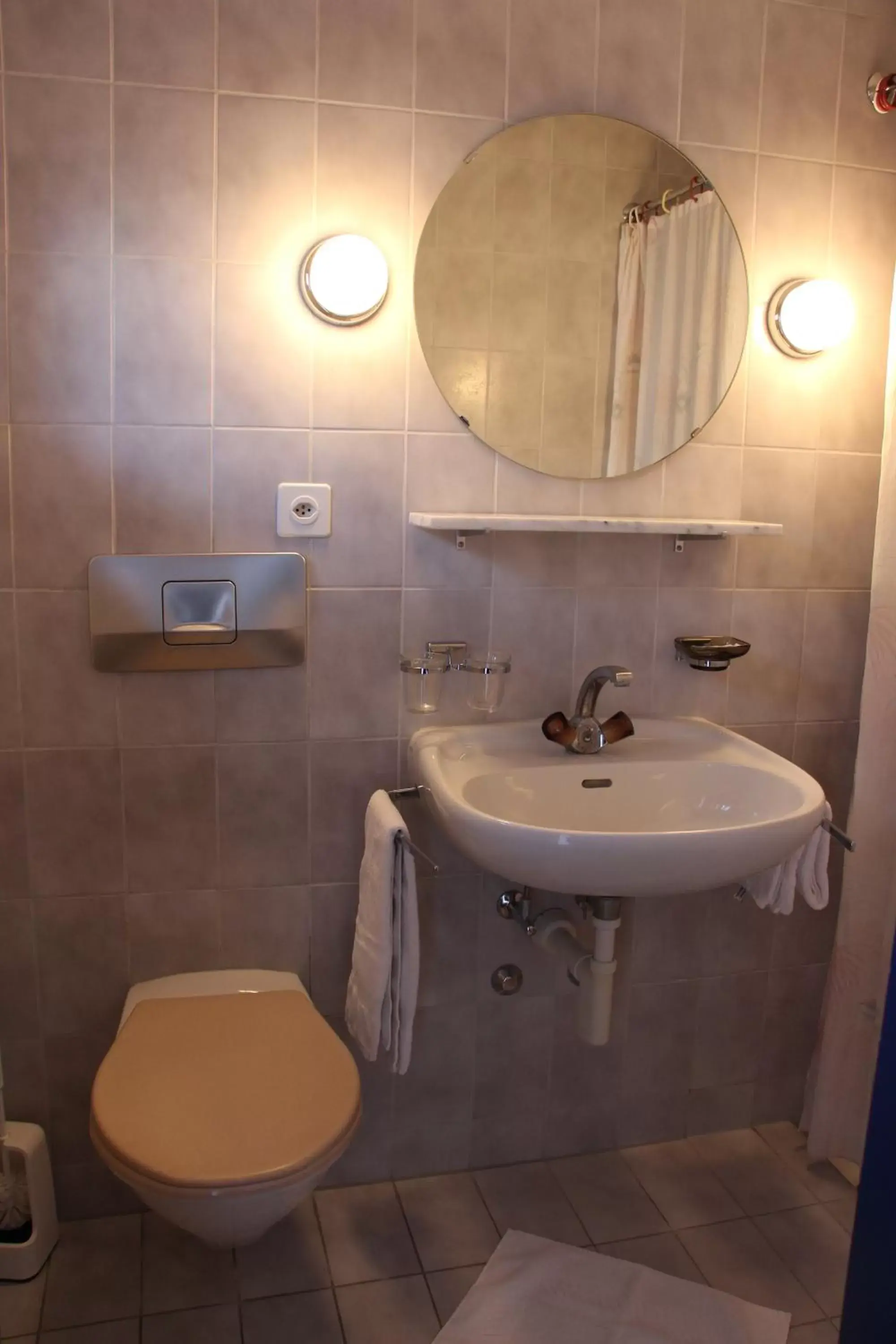 Bathroom in Hotel Schiffahrt