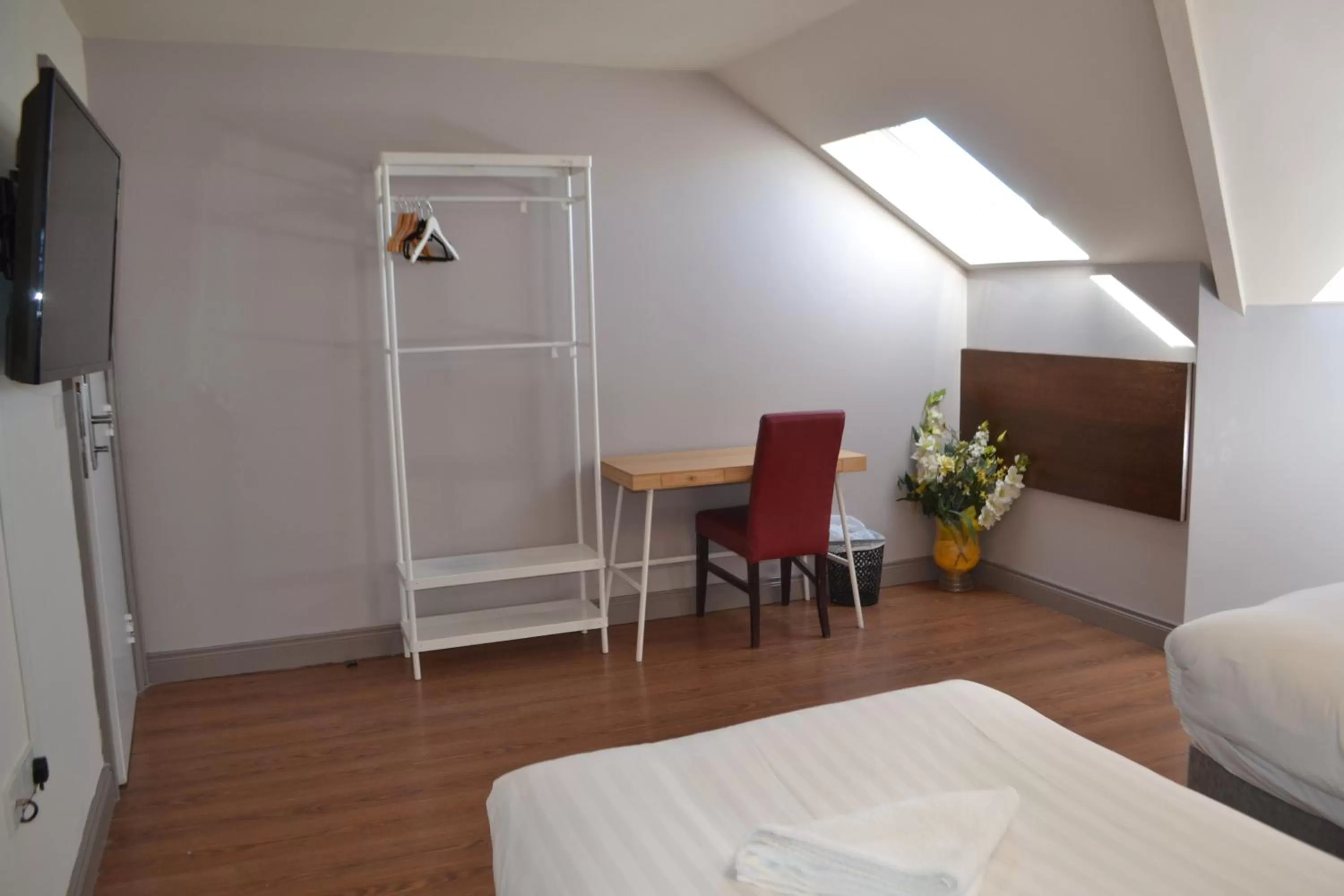 Bedroom, Bed in Walsh's Hotel and Apartments