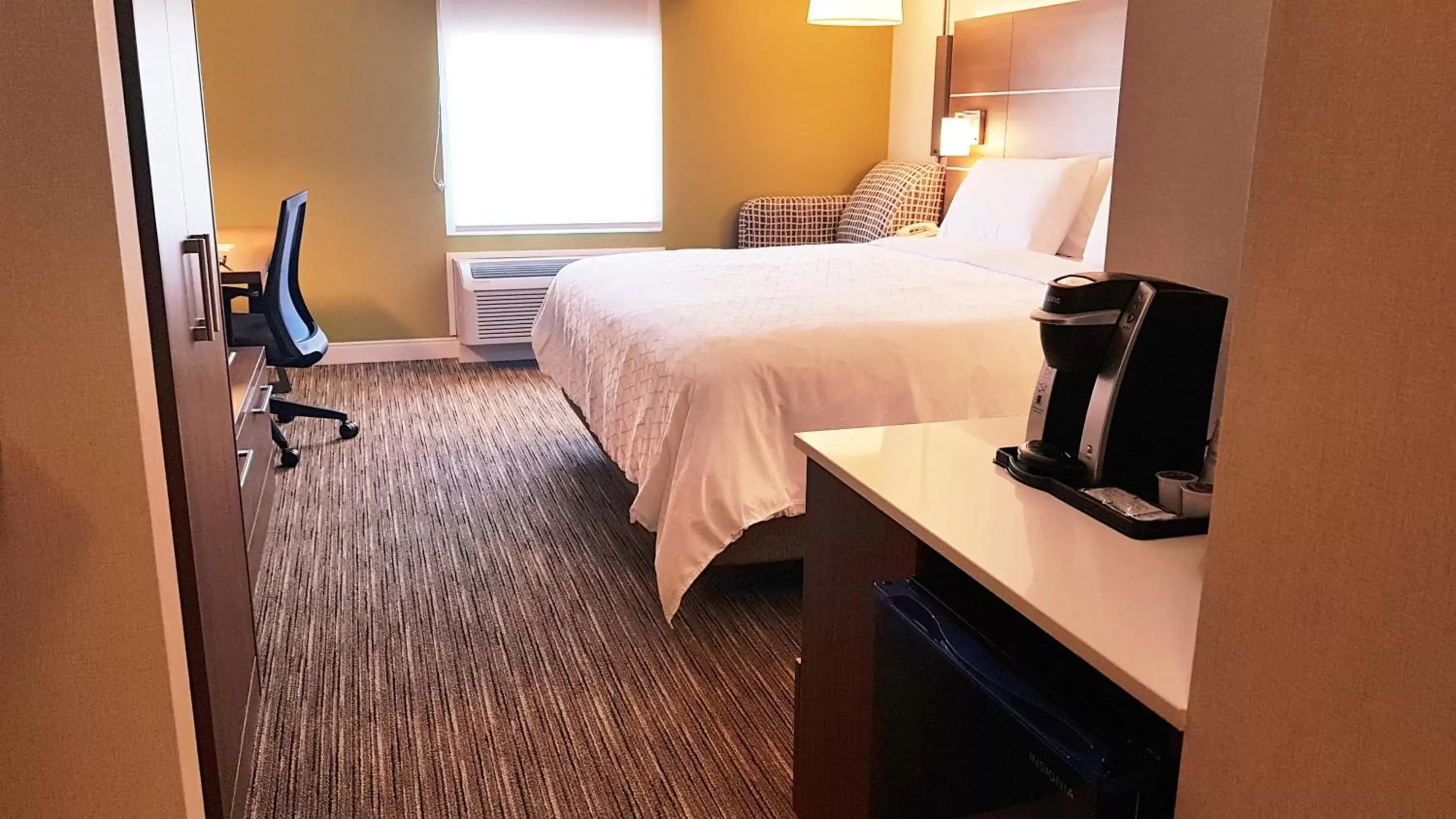 Photo of the whole room, Bed in Holiday Inn Express and Suites Surrey, an IHG Hotel
