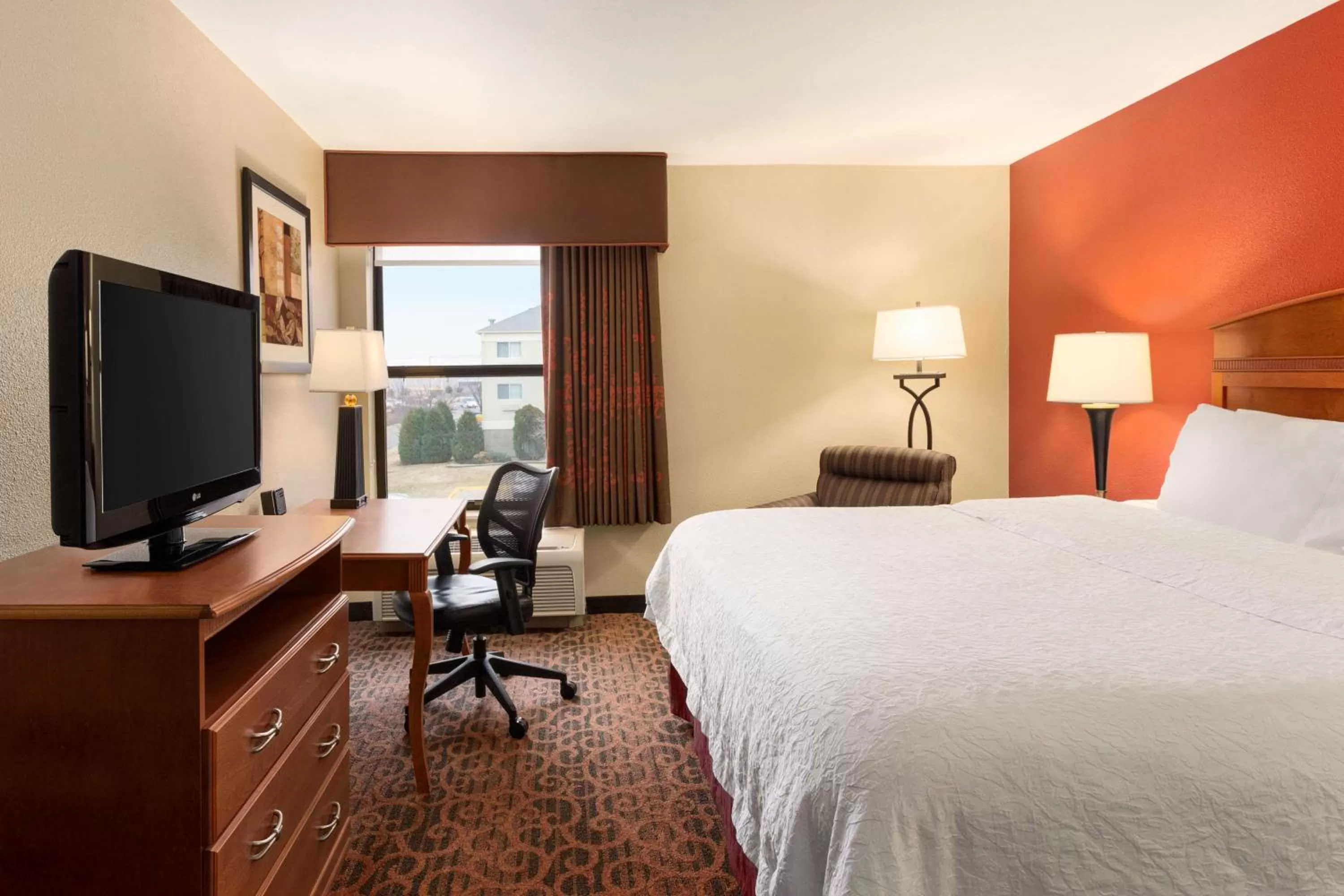 Bed in Hampton Inn Wichita-East