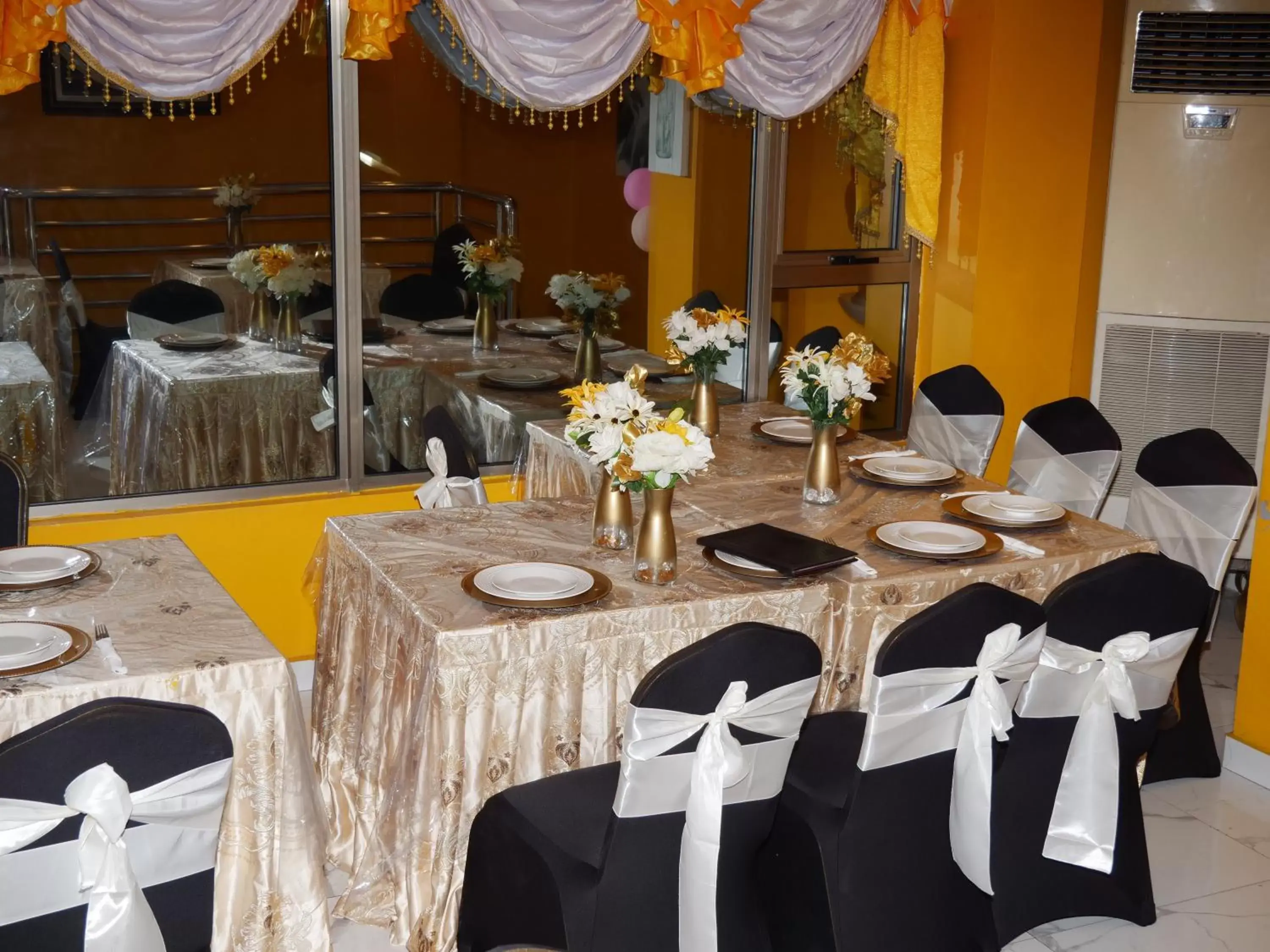 Restaurant/places to eat in Marriot Metropolitan Hotel Restaurant/places to eat in Marriot Metropolitan Hotel