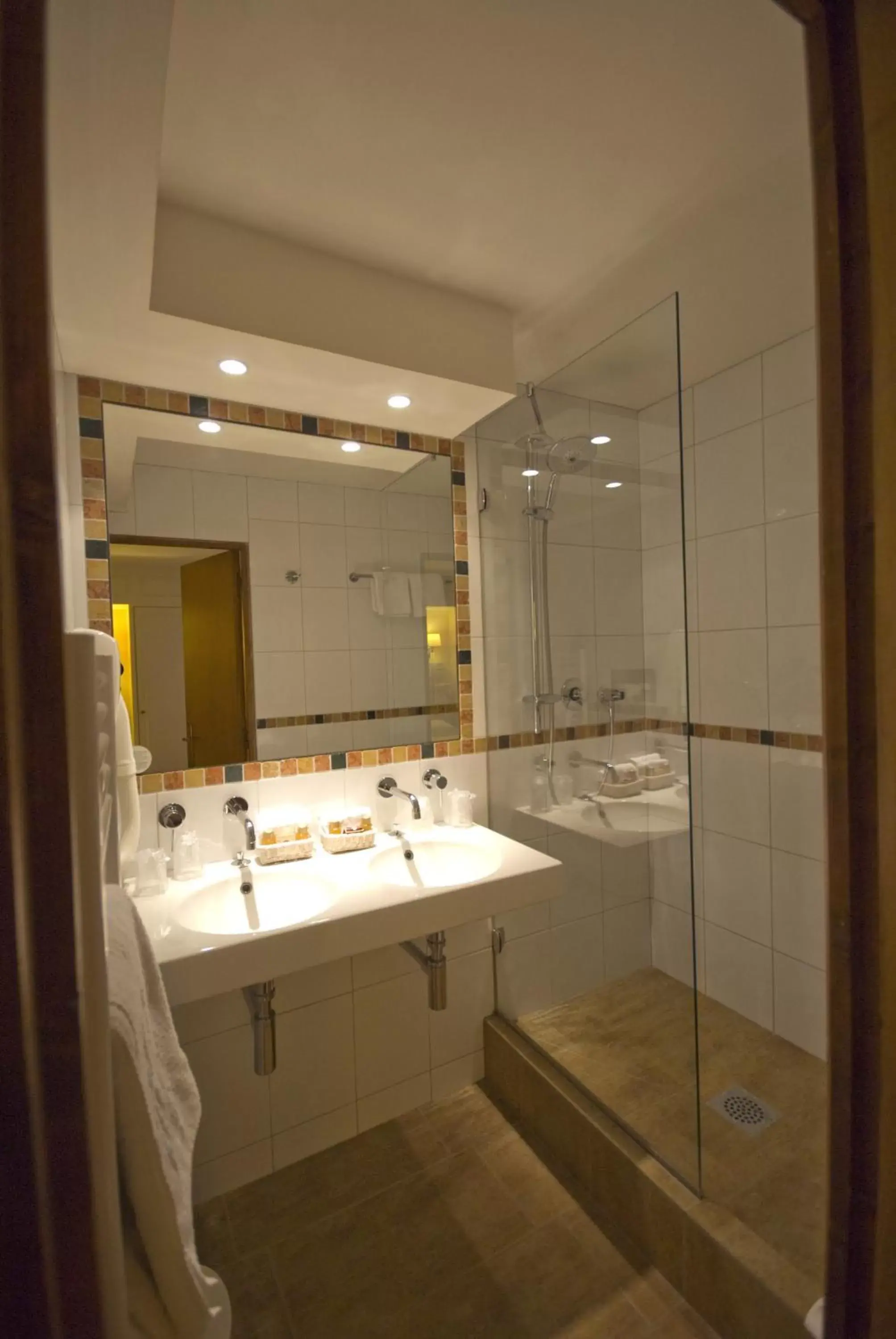 Shower, Bathroom in Hôtel Saint-Paul Rive-Gauche