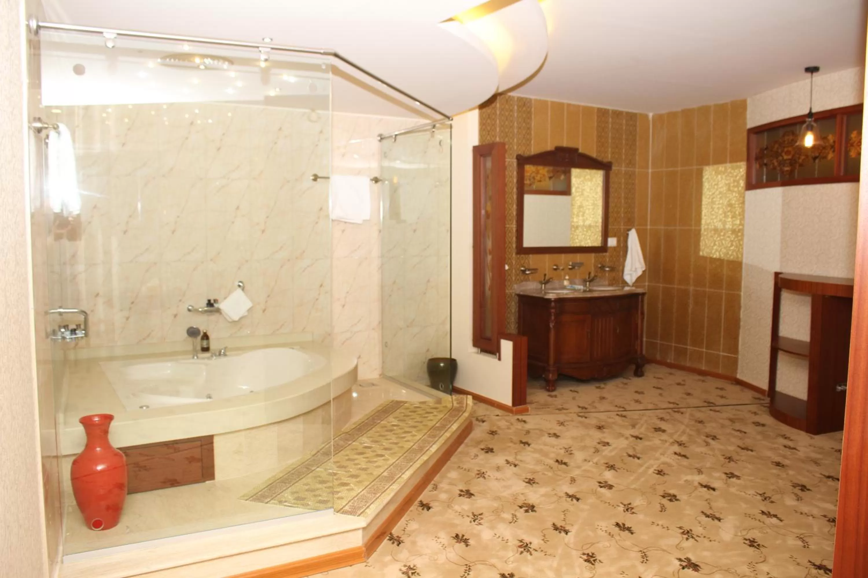 Hot Tub, Bathroom in Saleem Afandi Hotel