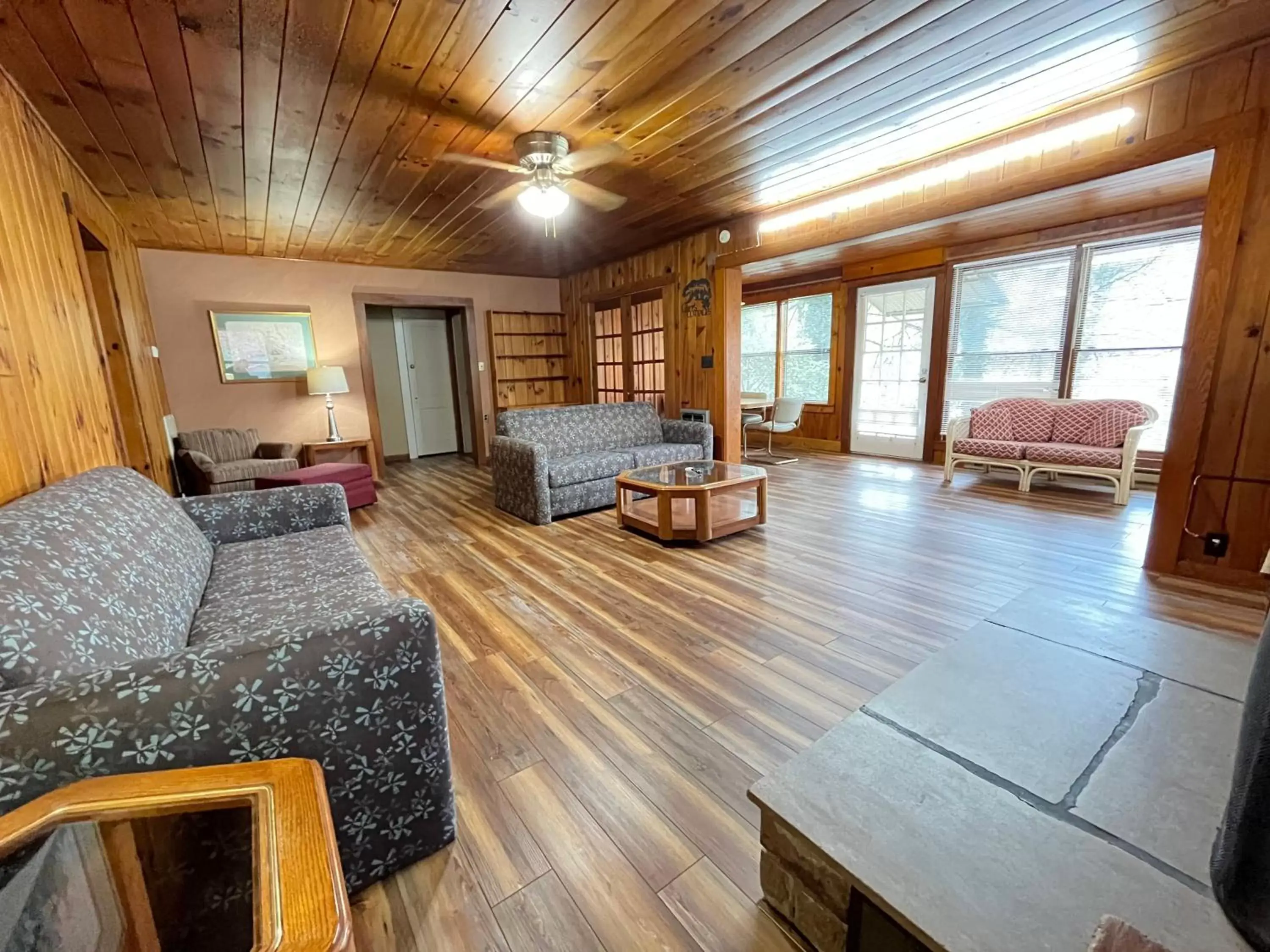 Living room, Seating Area in Carr's Northside Hotel and Cottages