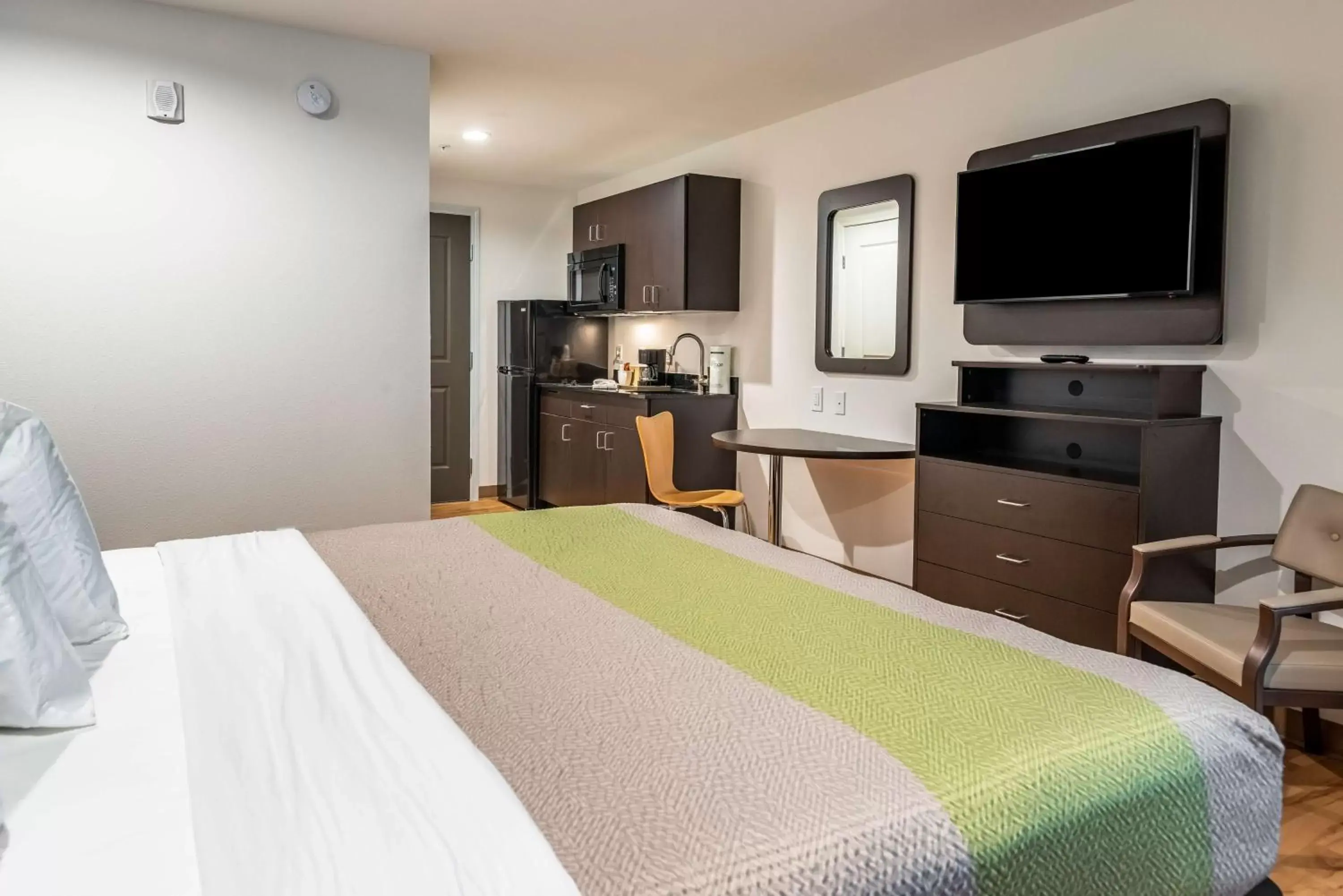 King Room with Roll-in Shower - Disability Access - Non-Smoking in Studio 6 Lake Charles King Room with Roll-in Shower - Disability Access - Non-Smoking in Studio 6 Lake Charles