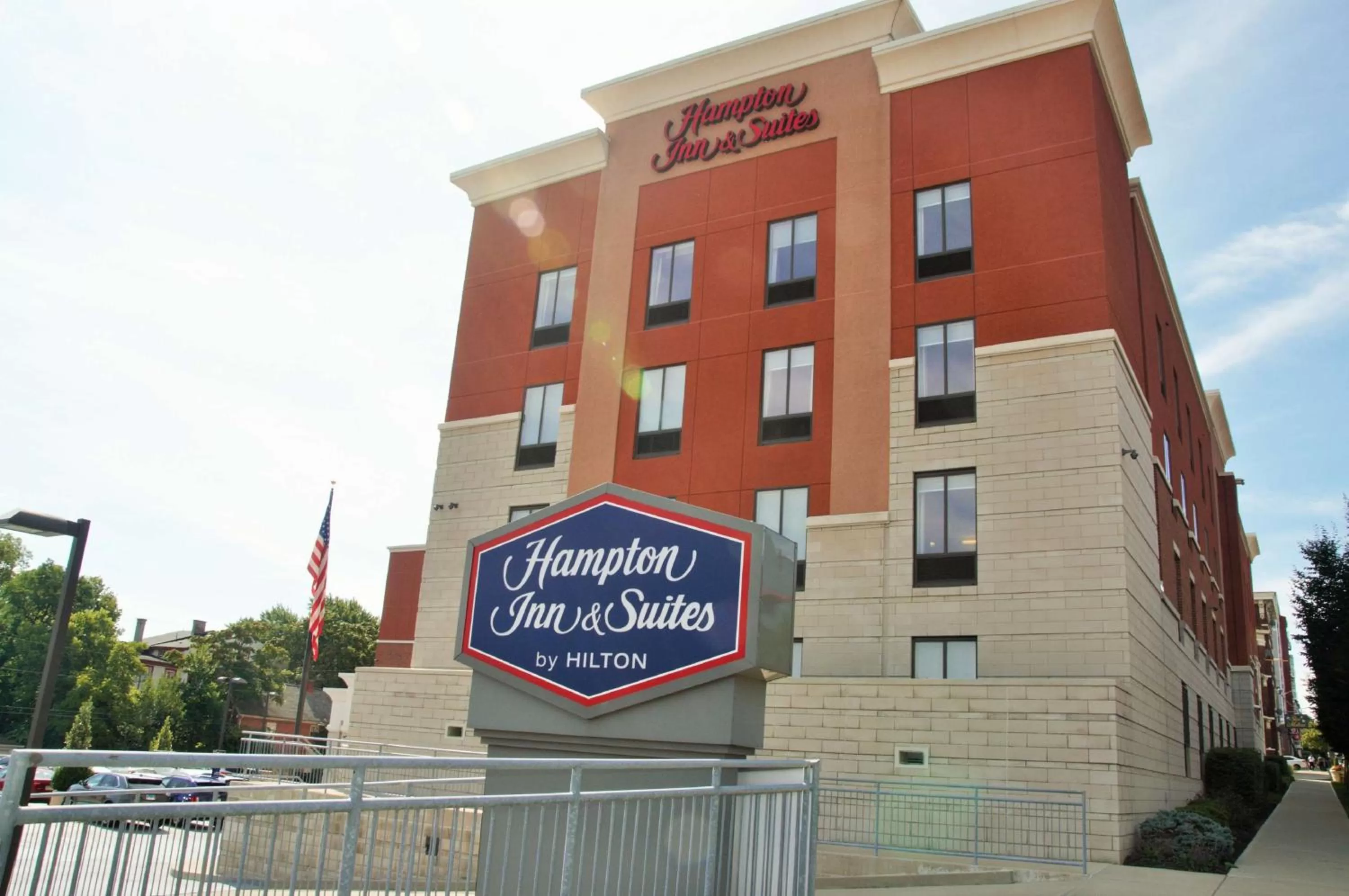 Property building in Hampton Inn & Suites Cincinnati / Uptown - University Area