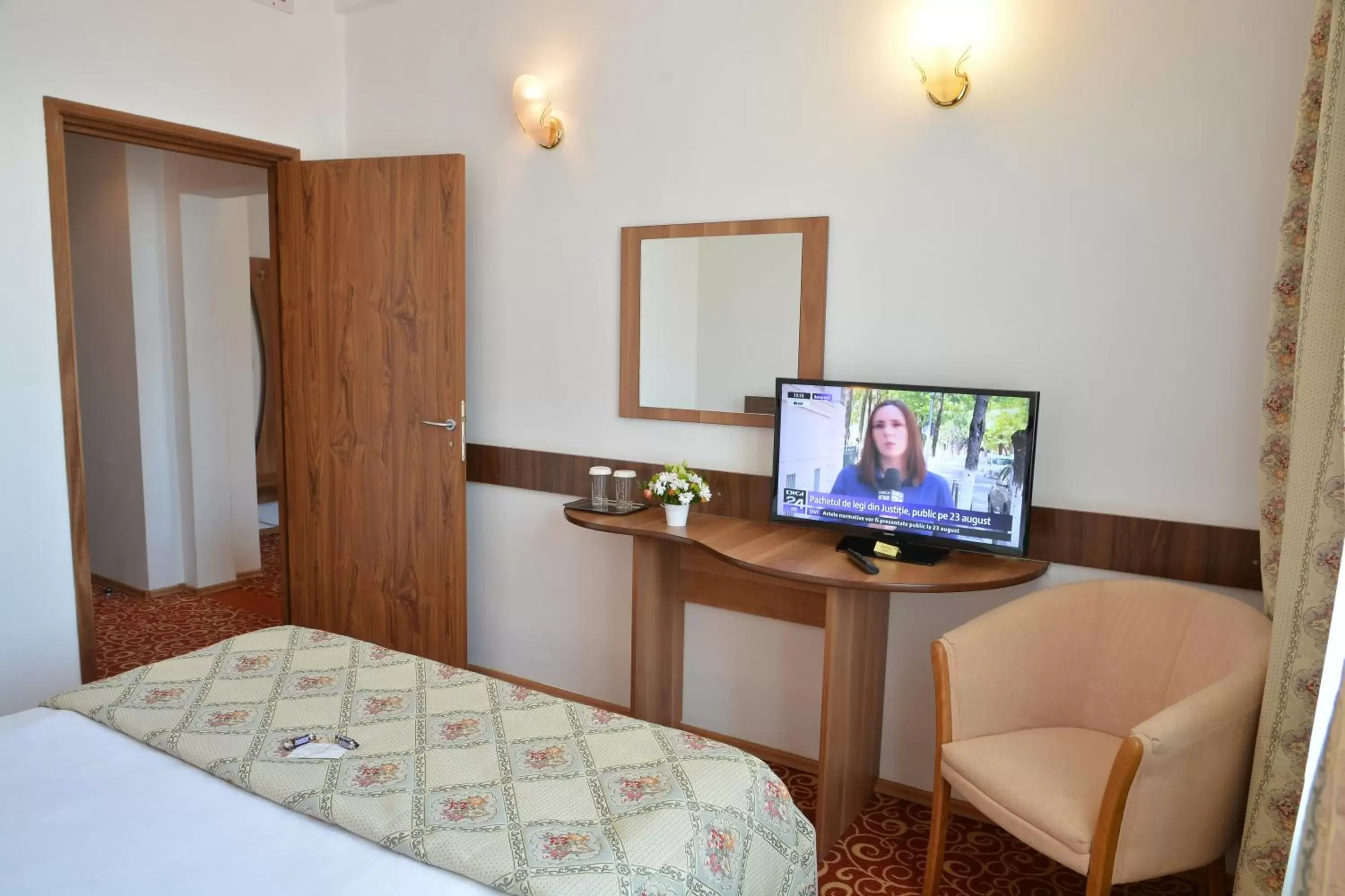 TV and multimedia, TV/Entertainment Center in Hotel Central