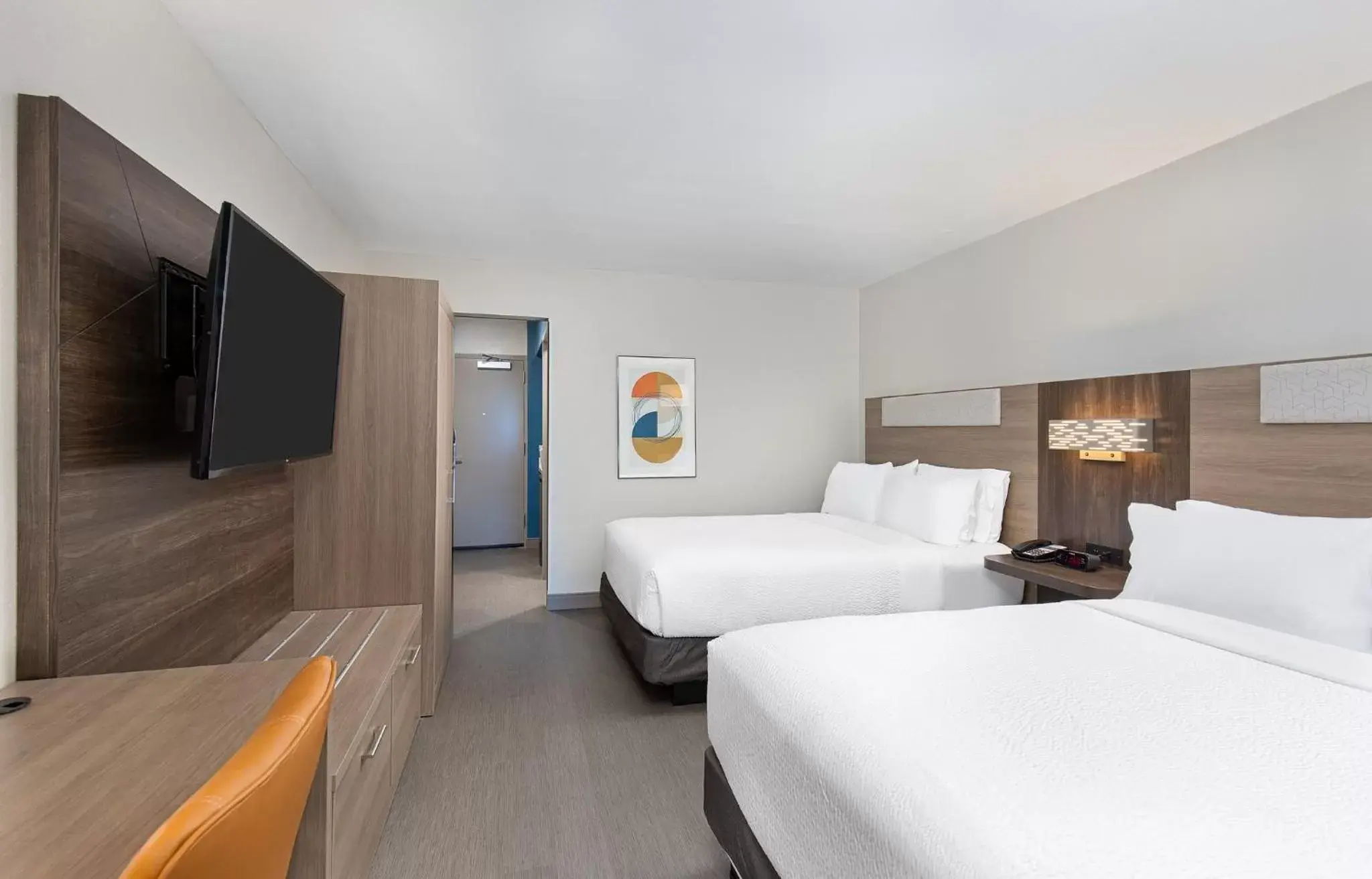 Photo of the whole room, Bed in Holiday Inn Express Atlanta Airport - North, an IHG Hotel