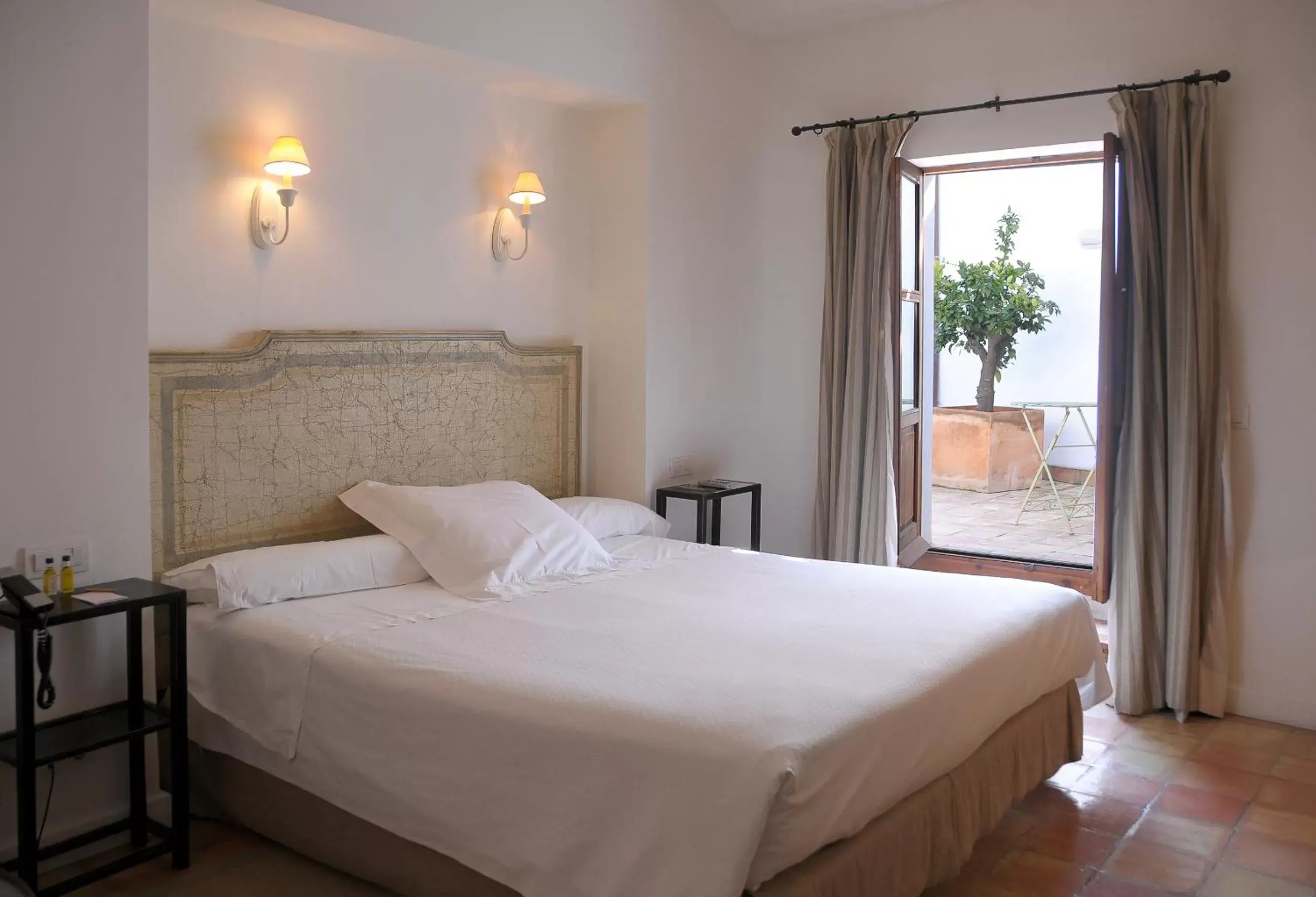 Bed in Hotel Puerta de la Luna