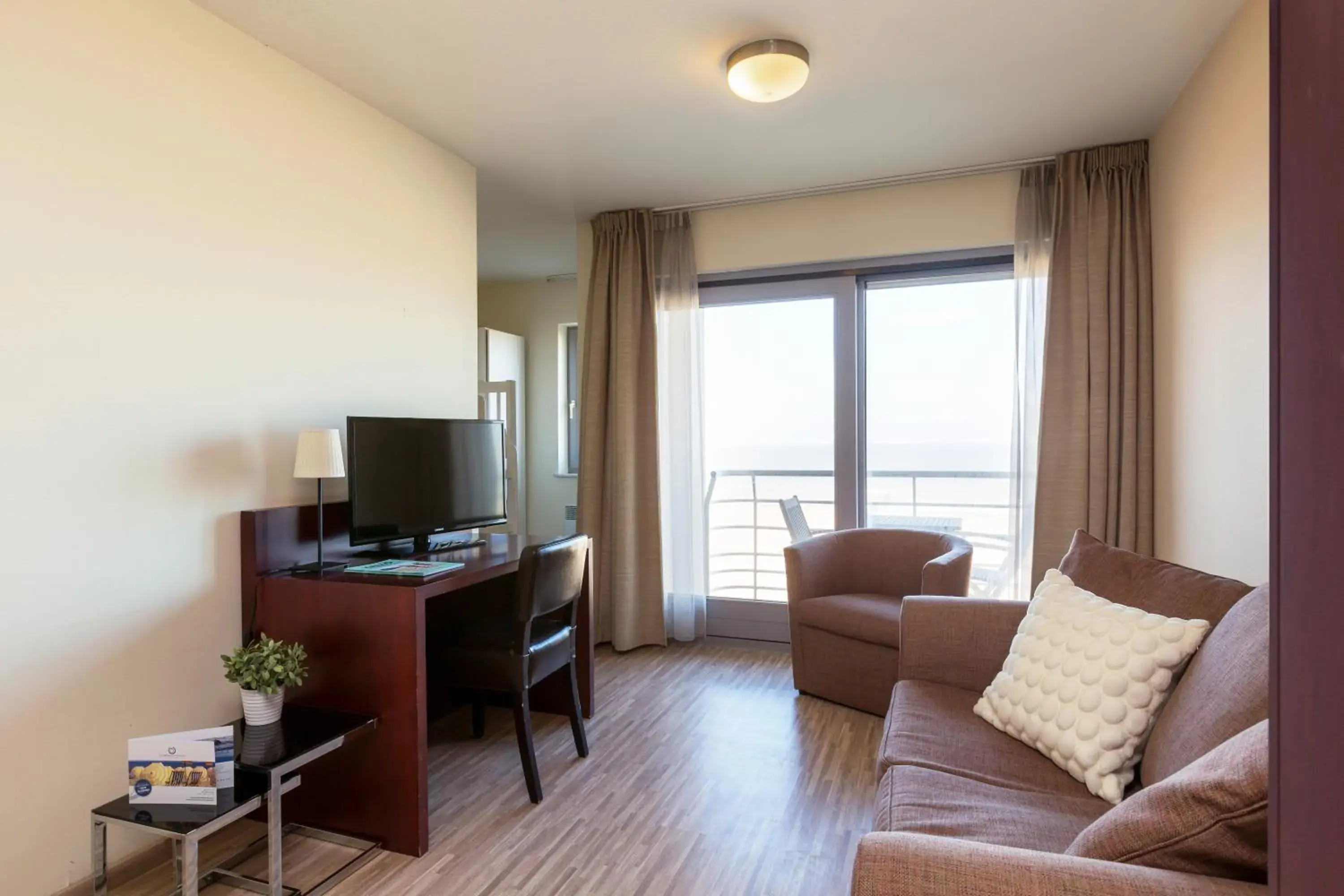 Balcony/Terrace, TV/Entertainment Center in Aparthotel Blankenberge