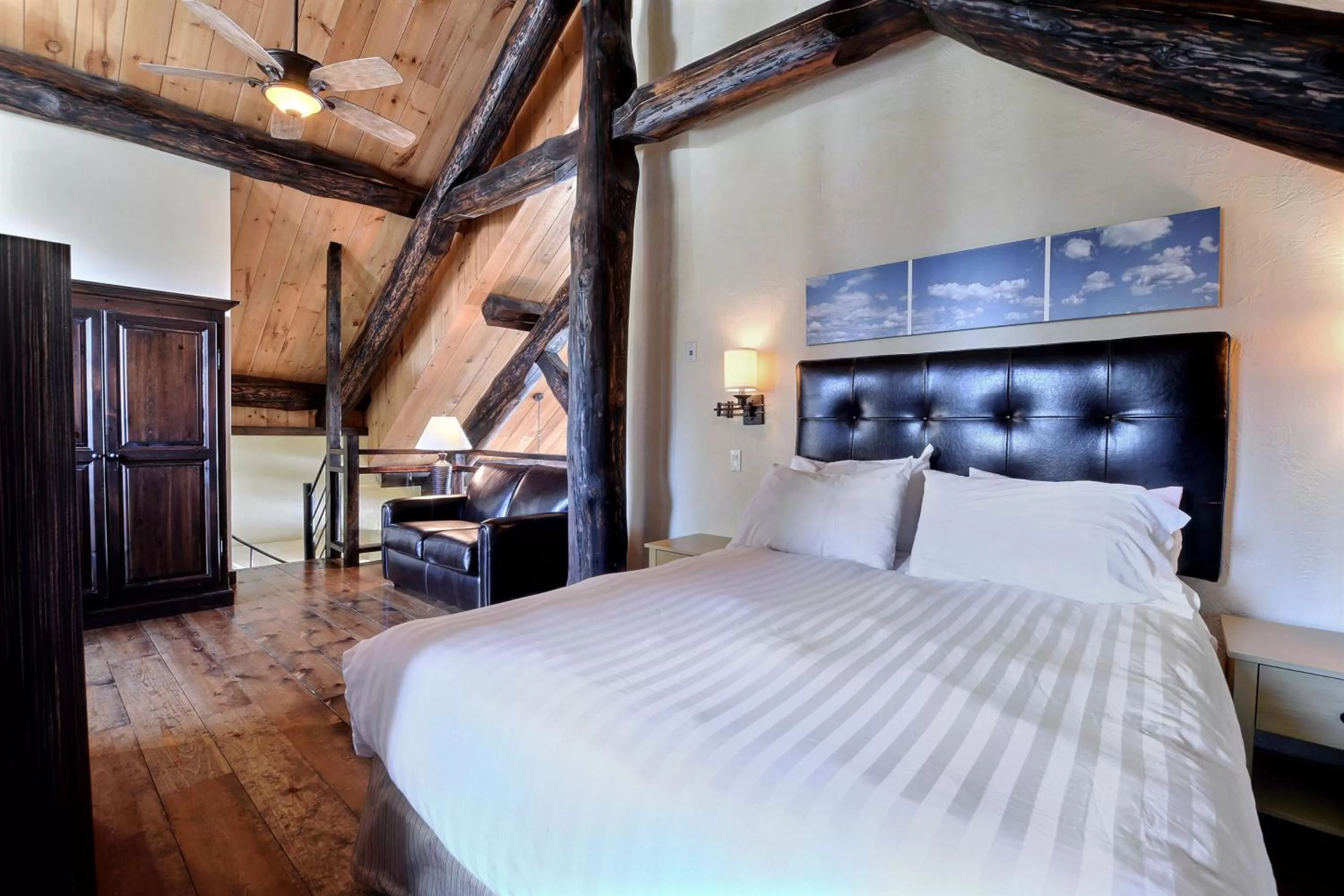 Bed in Les Condos Du Lac Taureau- Rooms & Condos