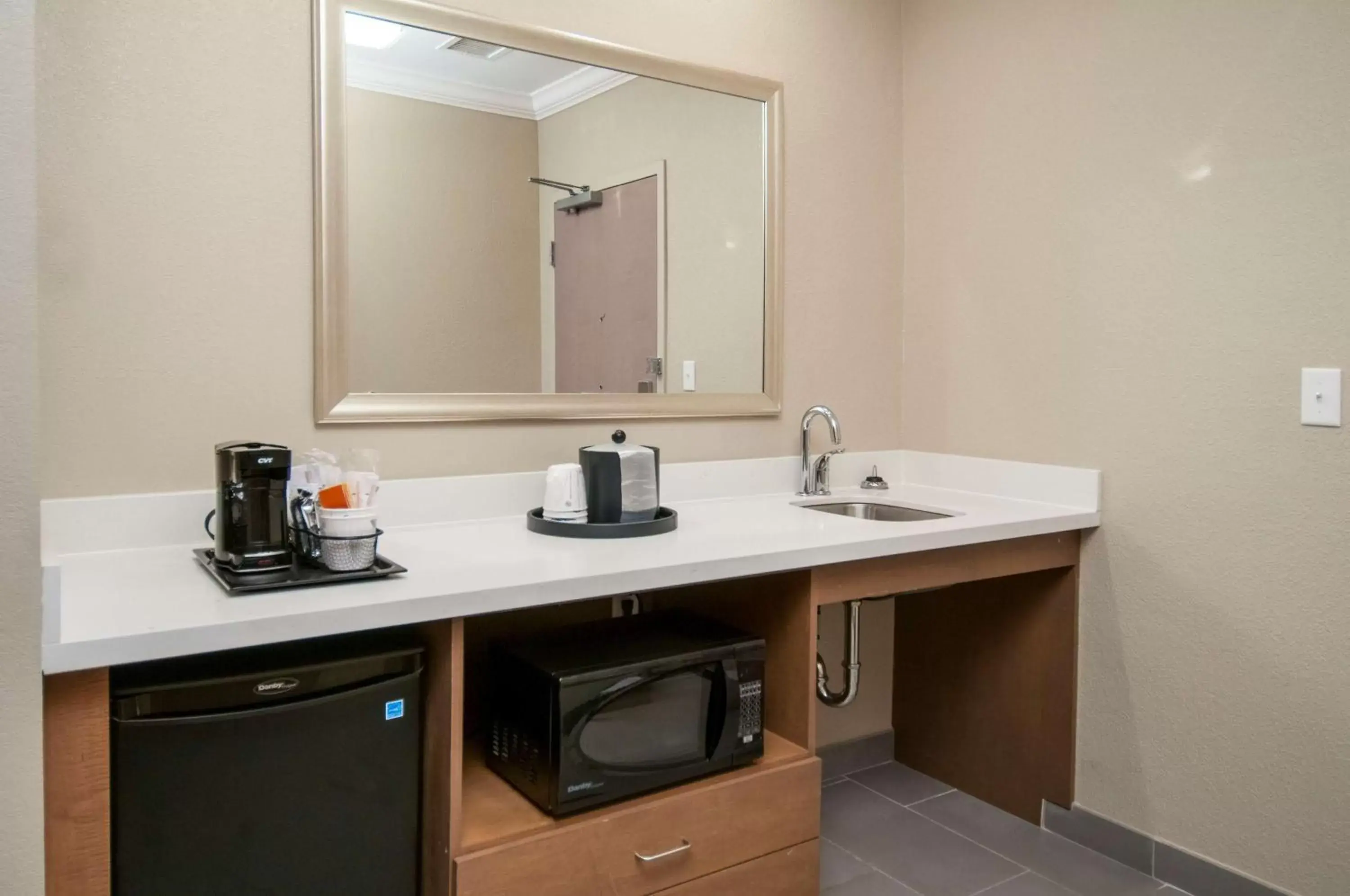 Bedroom, Bathroom in Hampton Inn & Suites Ridgeland