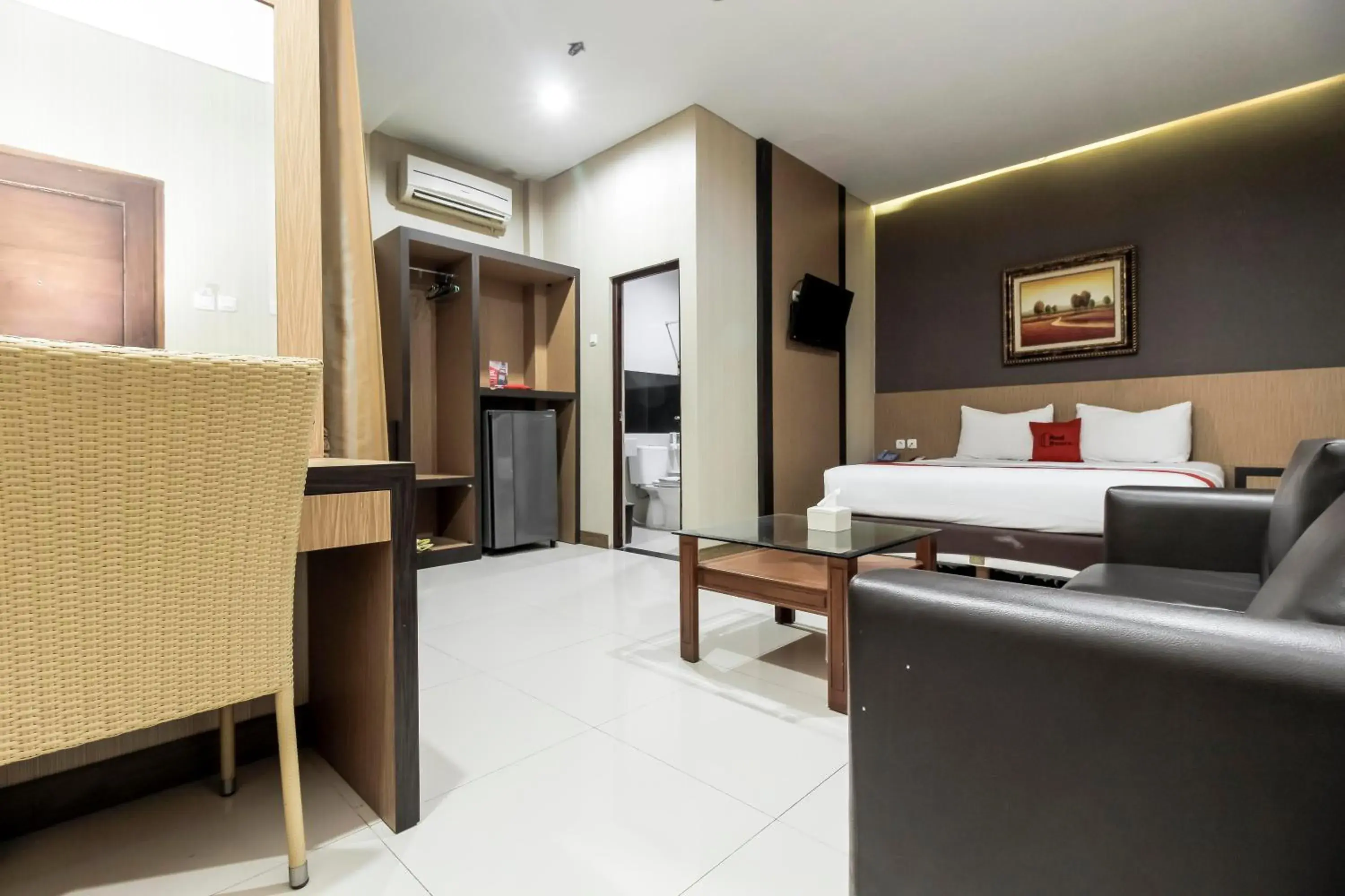 Bedroom, Seating Area in RedDoorz Plus @ Tuparev Cirebon