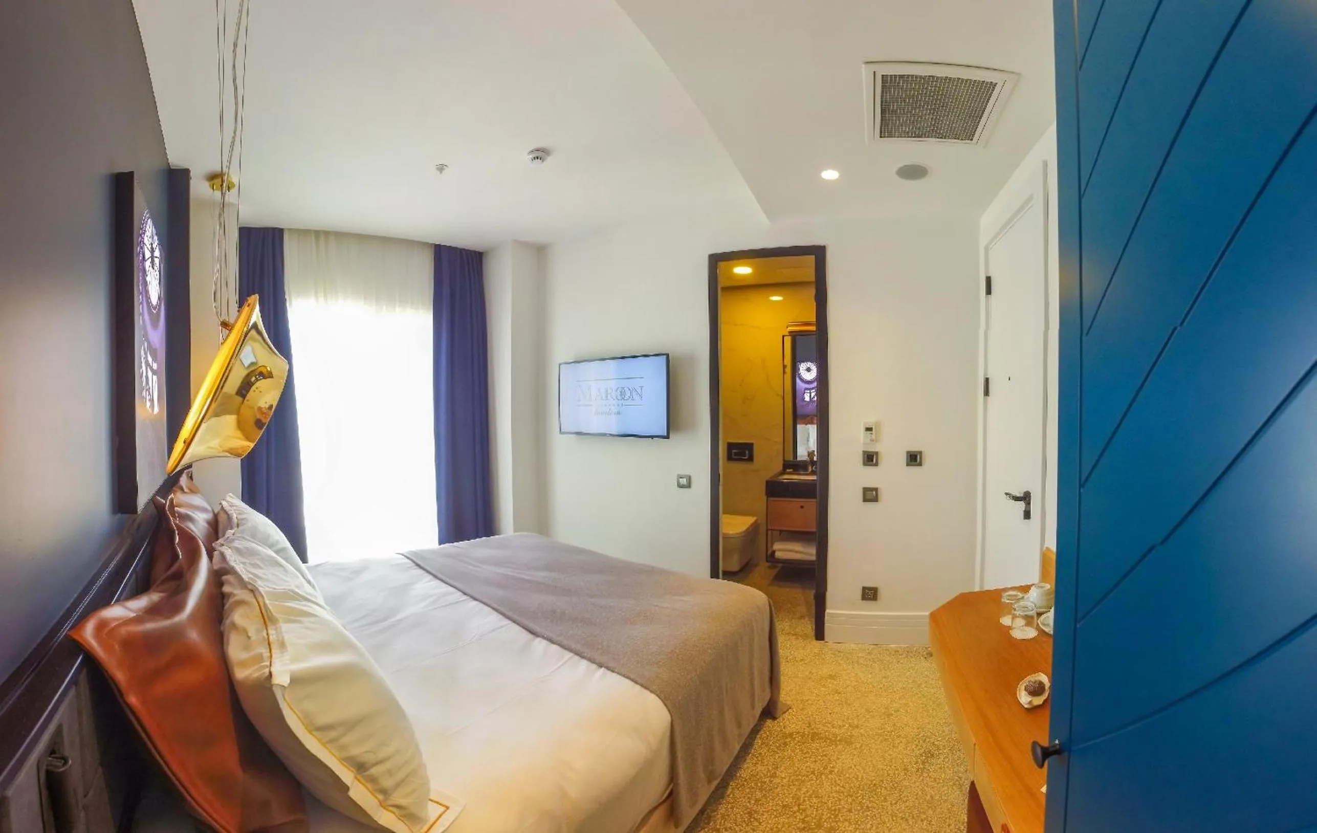 Photo of the whole room, Bed in Maroon Tomtom