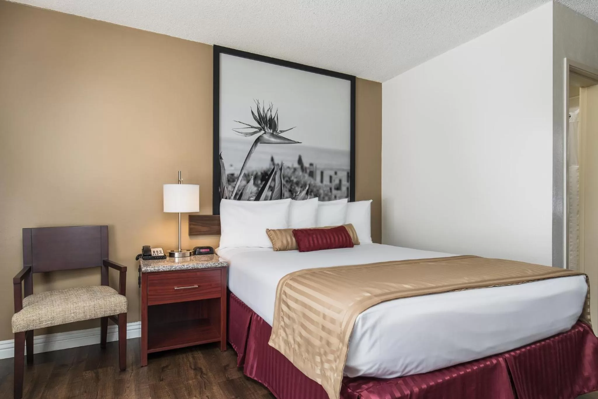 Photo of the whole room, Bed in Kings Inn Anaheim at The Park & Convention Center