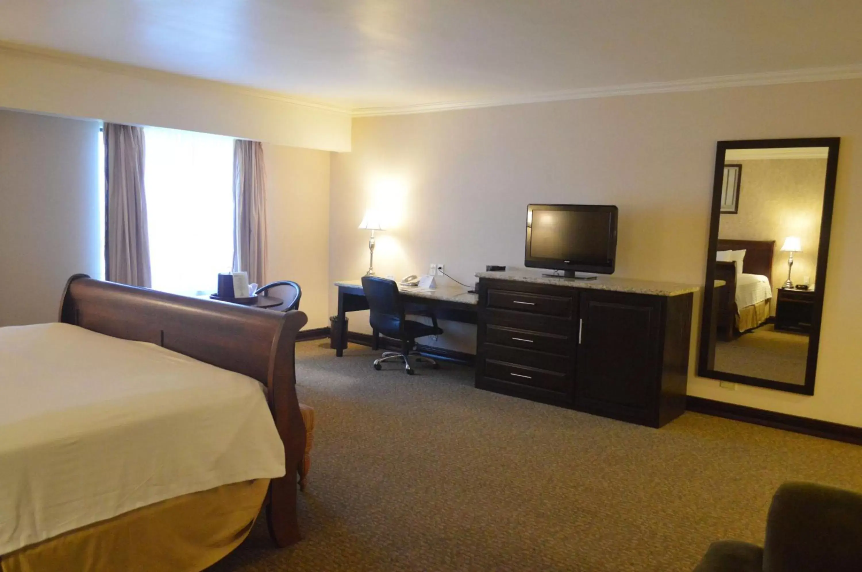 Photo of the whole room, TV/Entertainment Center in Best Western Plus Nuevo Laredo Inn & Suites