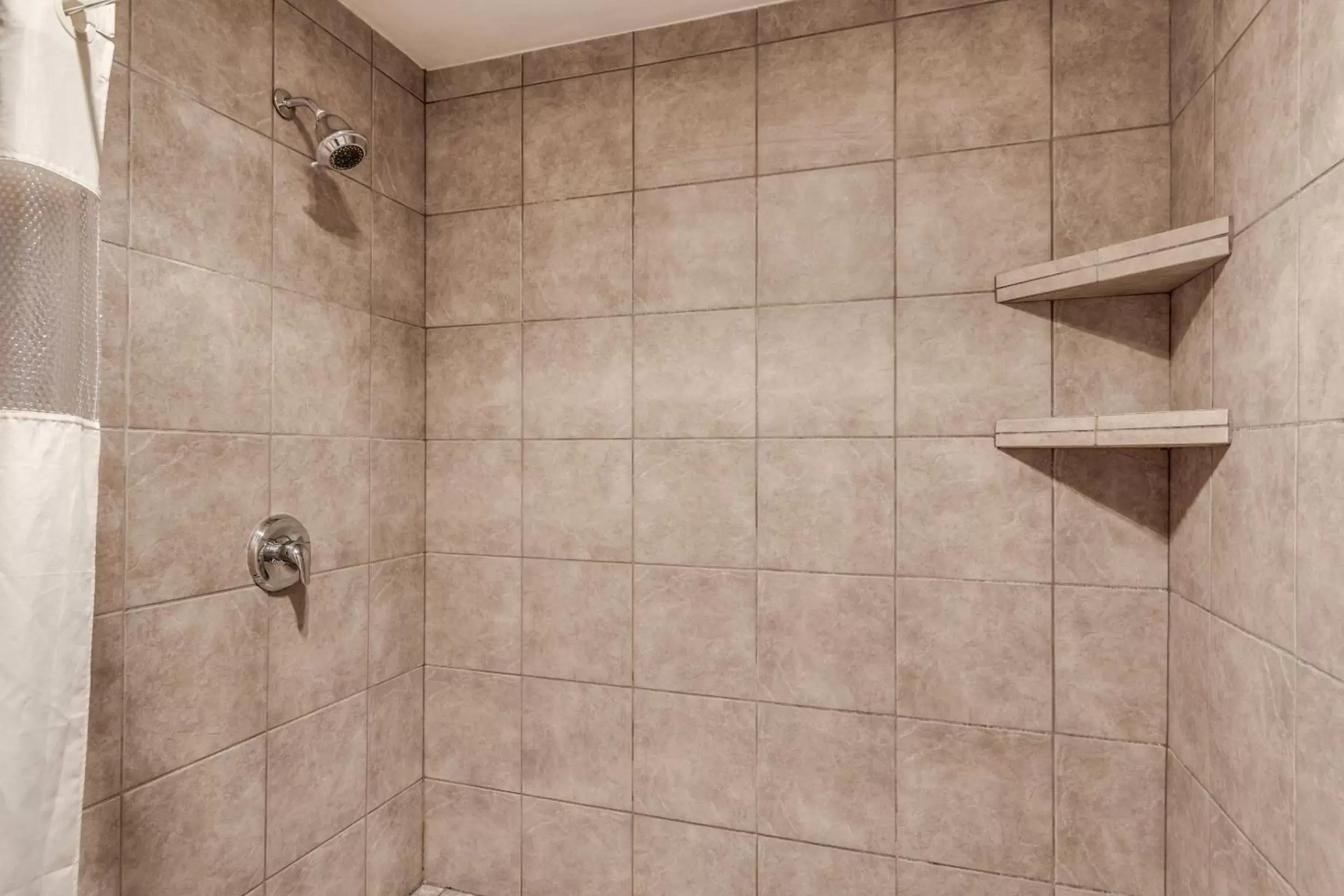 Shower, Bathroom in SureStay Plus Hotel by Best Western Post Falls