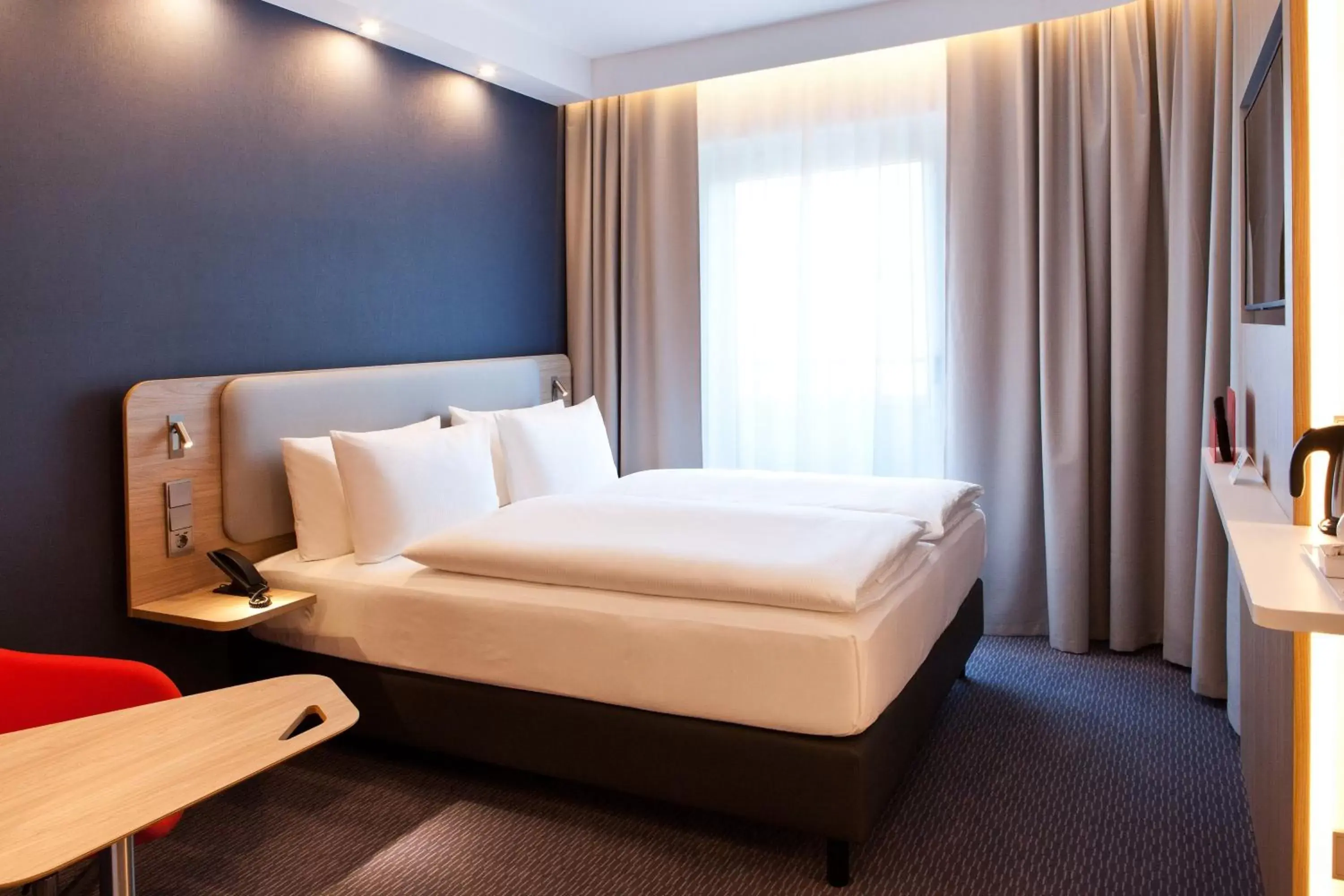 Photo of the whole room, Bed in Holiday Inn Express Munich - Olympiapark, an IHG Hotel