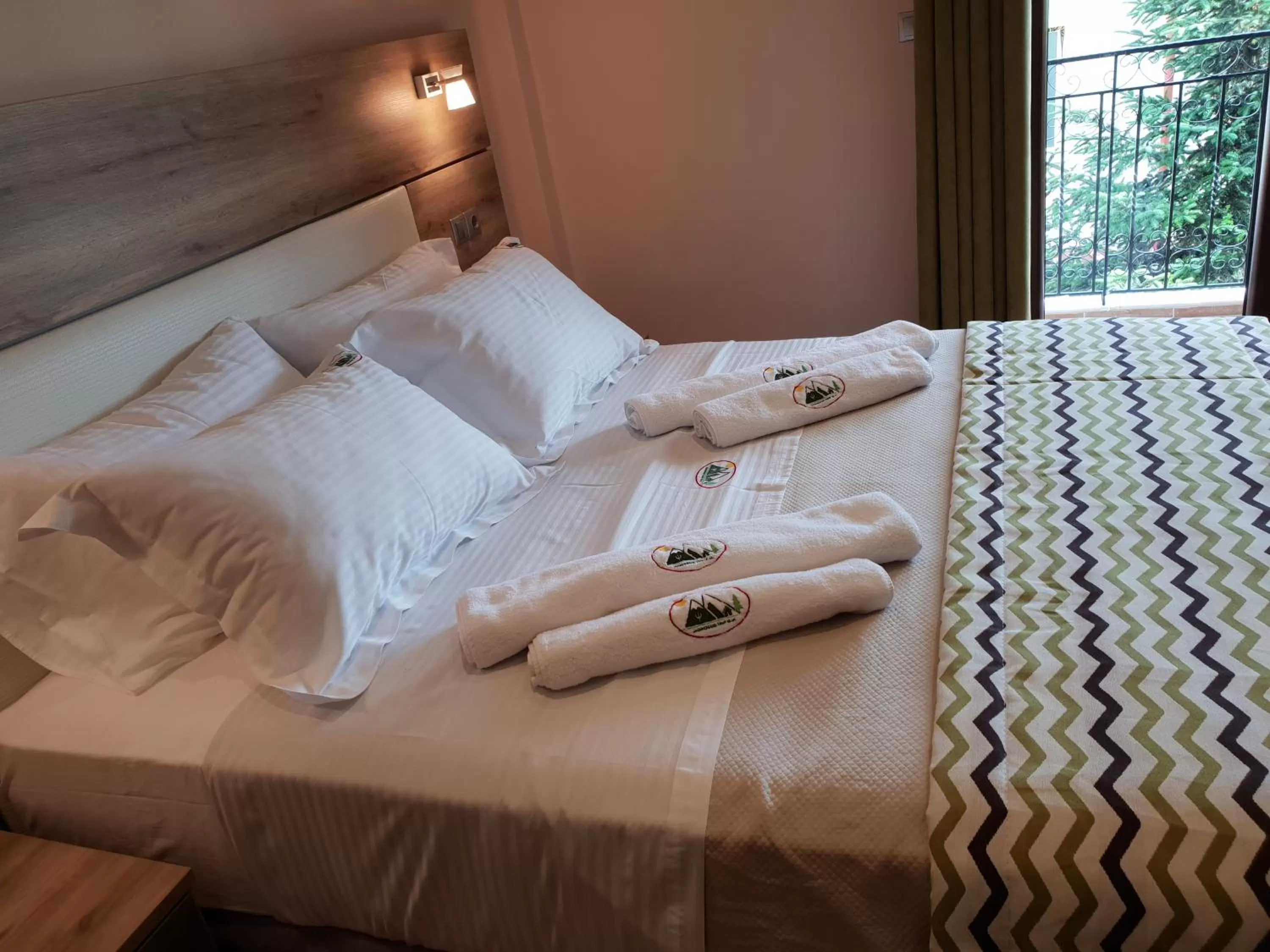 Photo of the whole room, Bed in Mondeus Inn Luxury