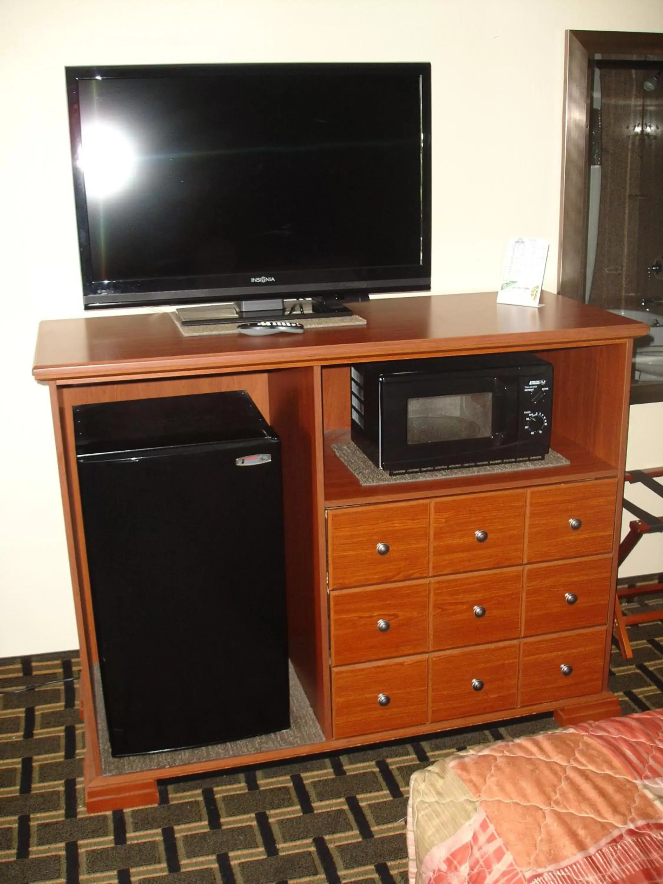 Decorative detail, TV/Entertainment Center in Days Inn by Wyndham Chattanooga Lookout Mountain West