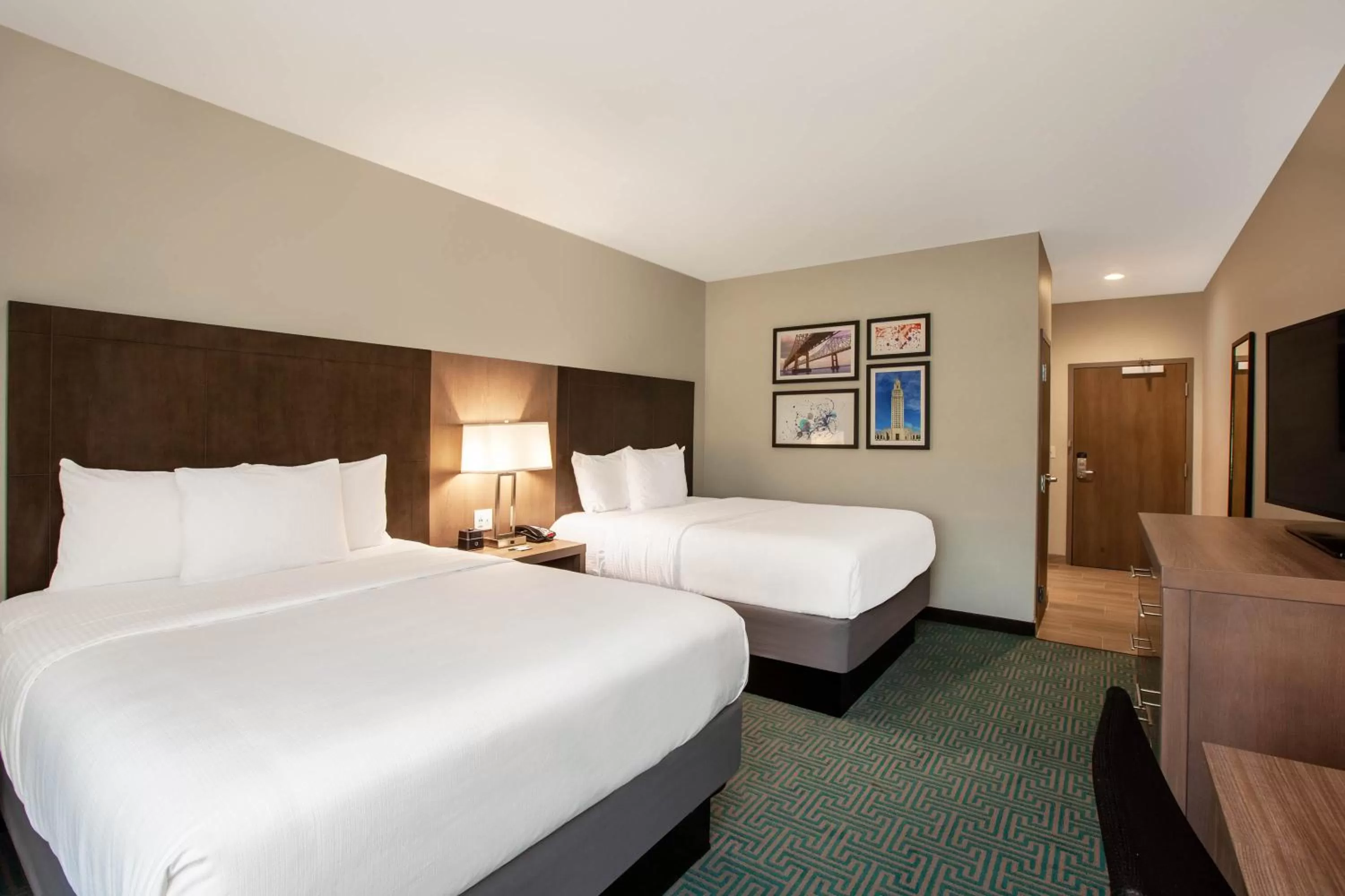 Bed in La Quinta Inn & Suites by Wyndham Lafayette Oil Center