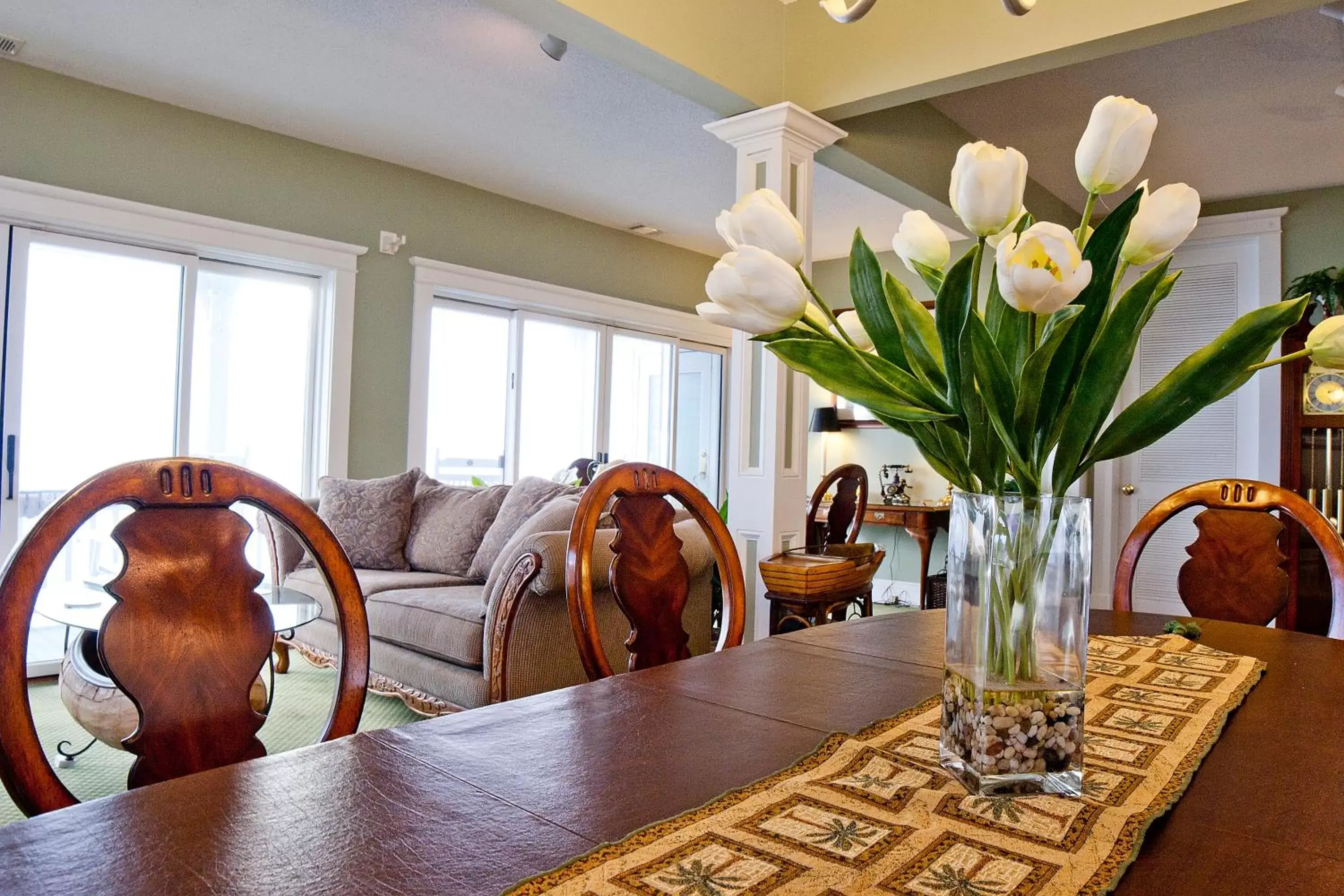 Breakfast, Seating Area in DeSoto Beach Bed and Breakfast