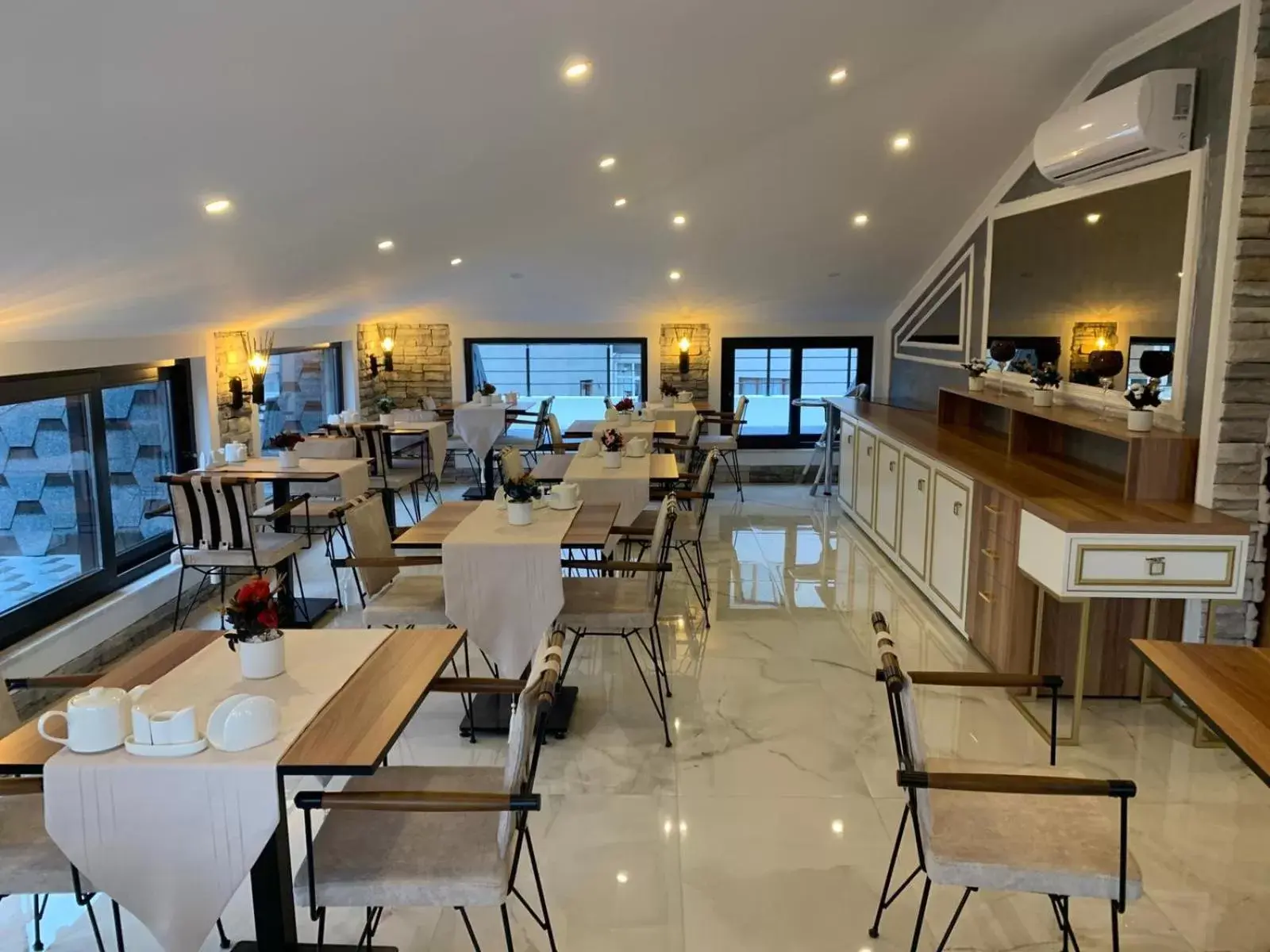 Restaurant/places to eat in Mr BEYAZ HOTEL Restaurant/places to eat in Mr BEYAZ HOTEL