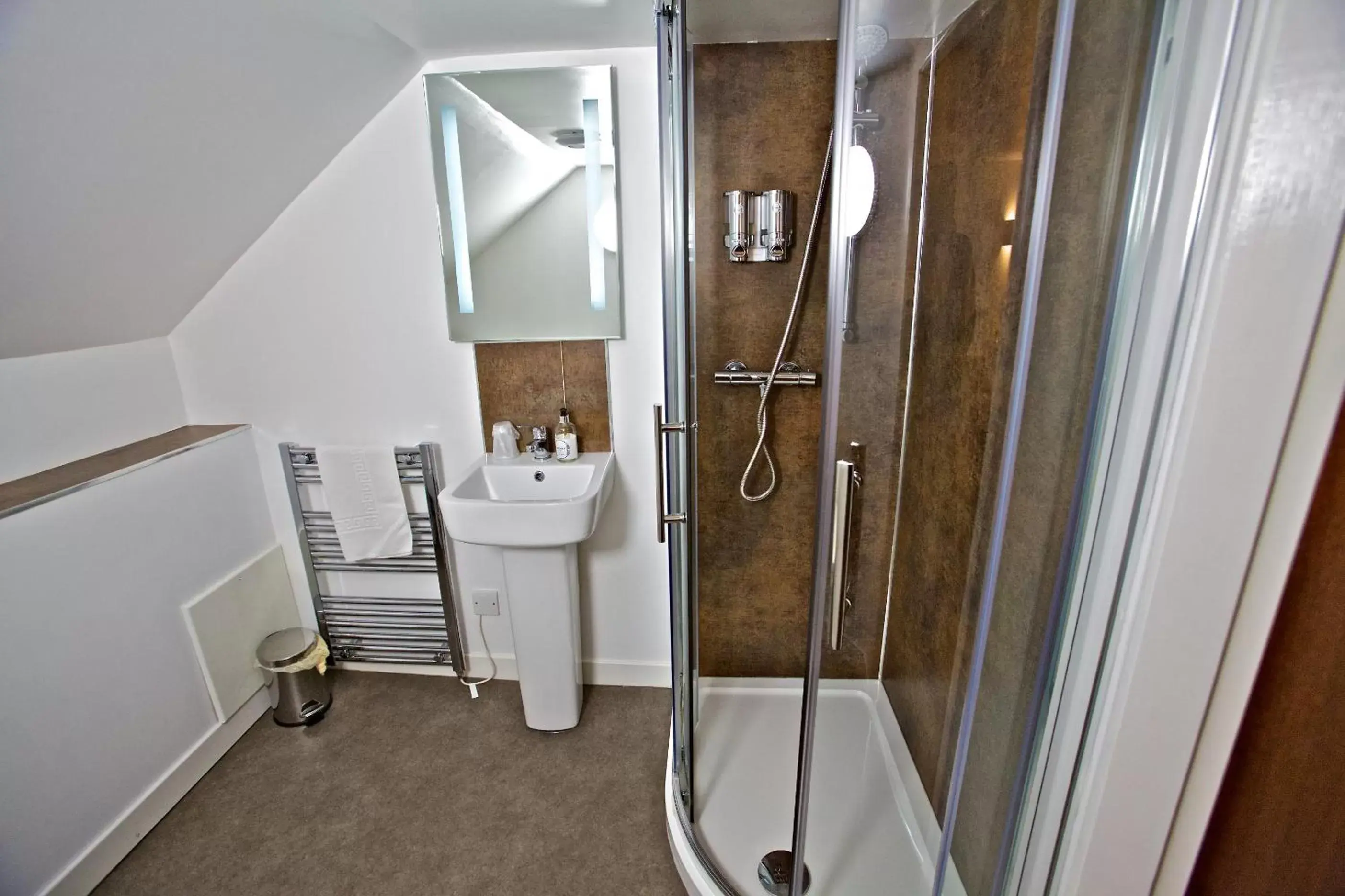 Shower, Bathroom in Ferry Inn