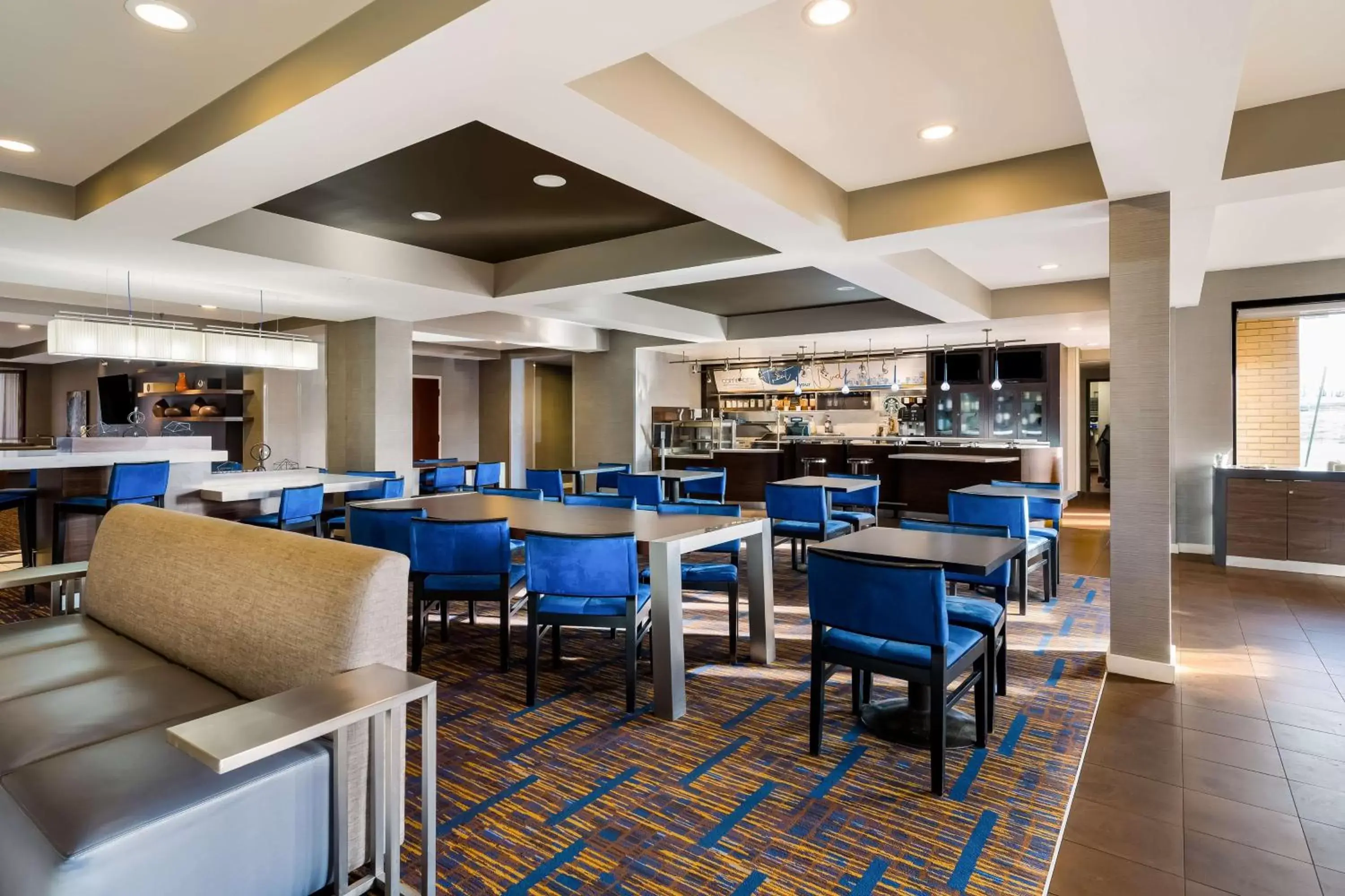 Lobby or reception, Restaurant/Places to Eat in Sonesta Select Detroit Novi