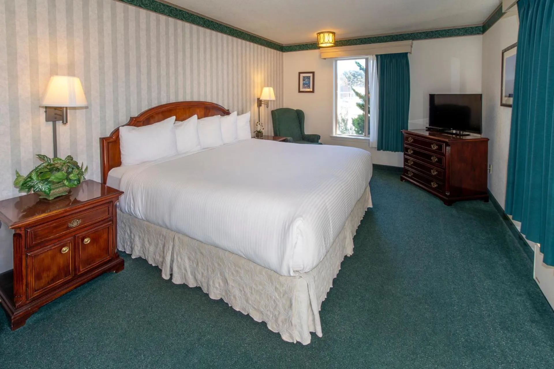Bed in Emerald Dolphin Inn & Mini Golf