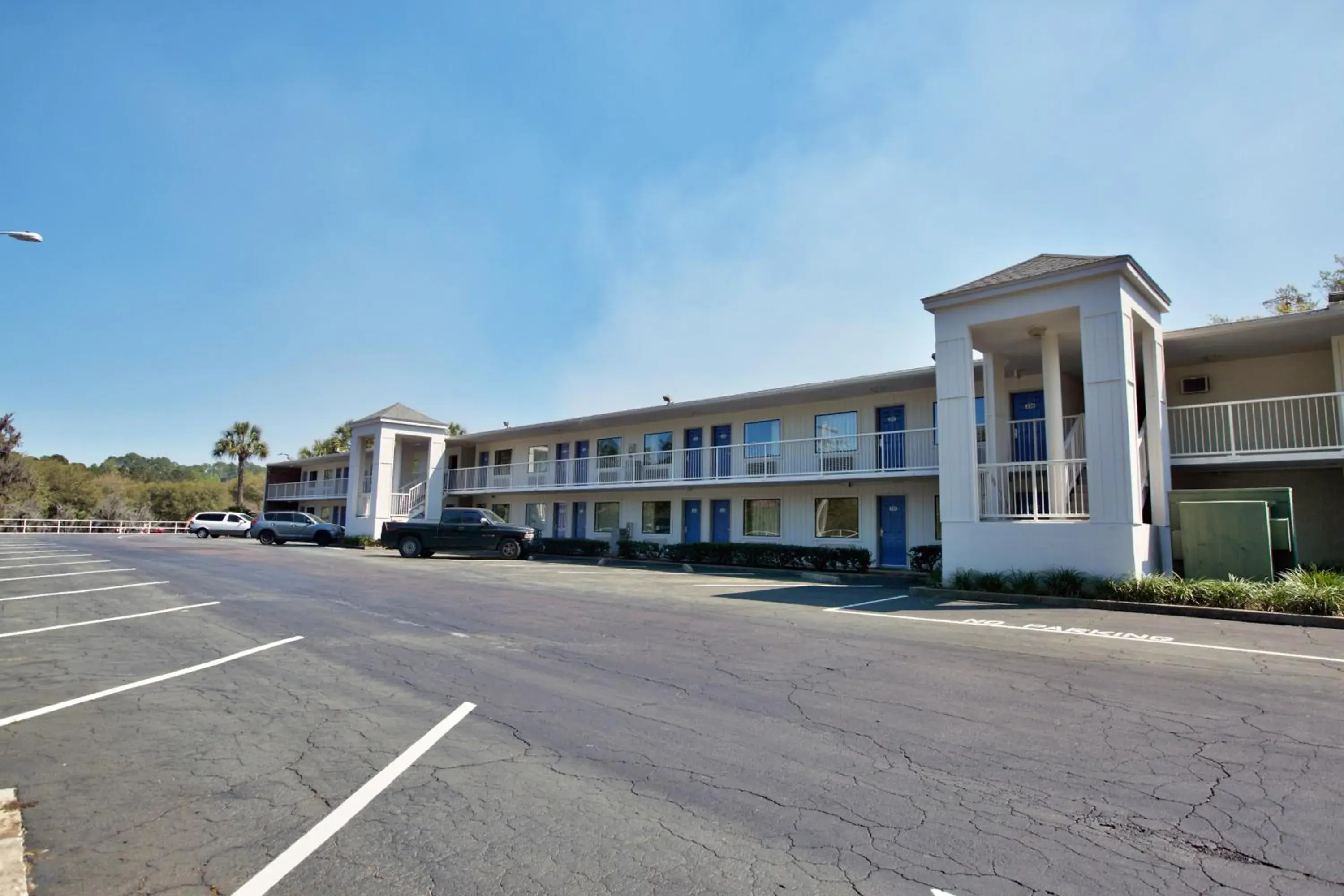 Facade/entrance, Property Building in Motel 6-Tallahassee, FL - Downtown