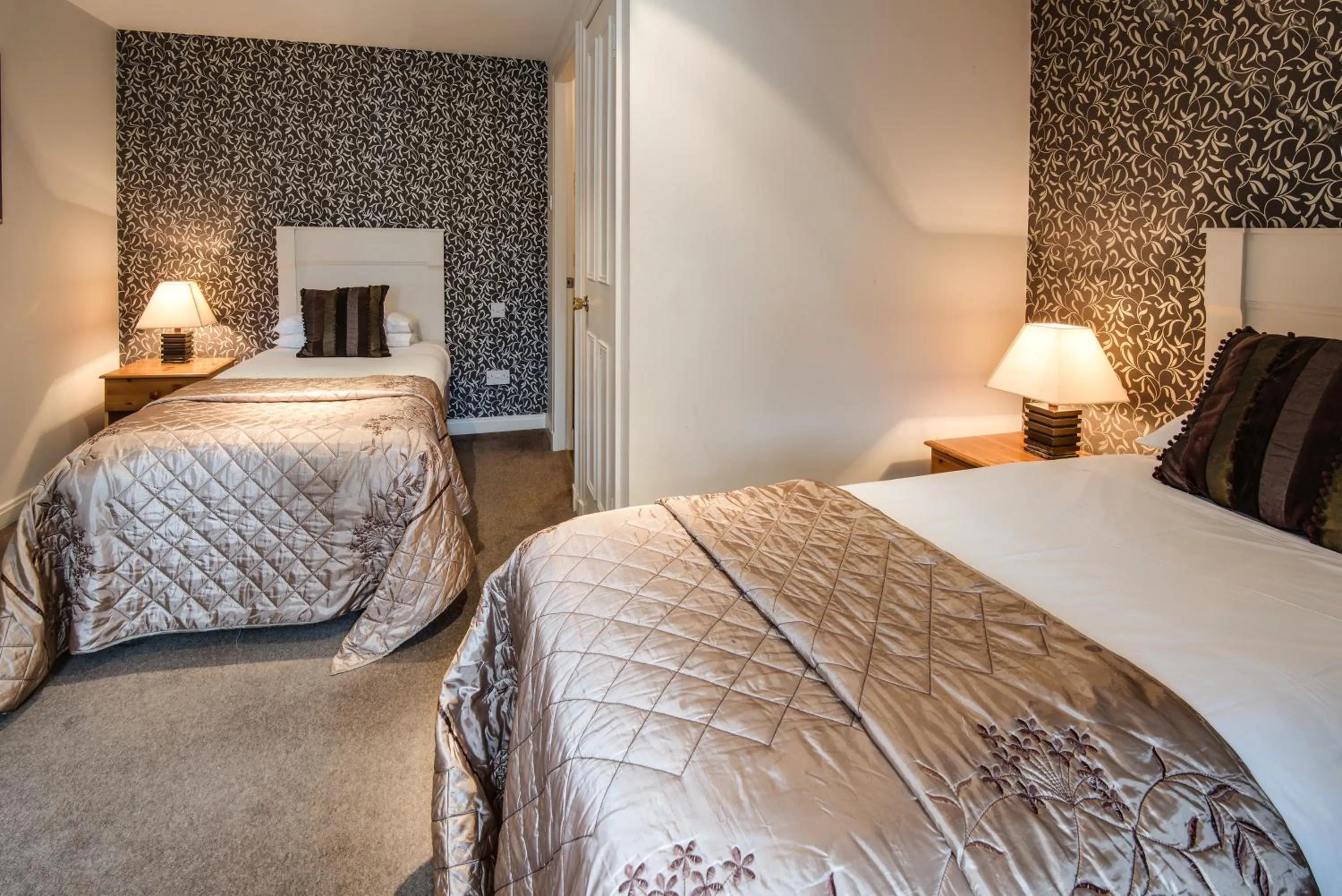 Bedroom, Bed in Queenshead Hotel Kelso