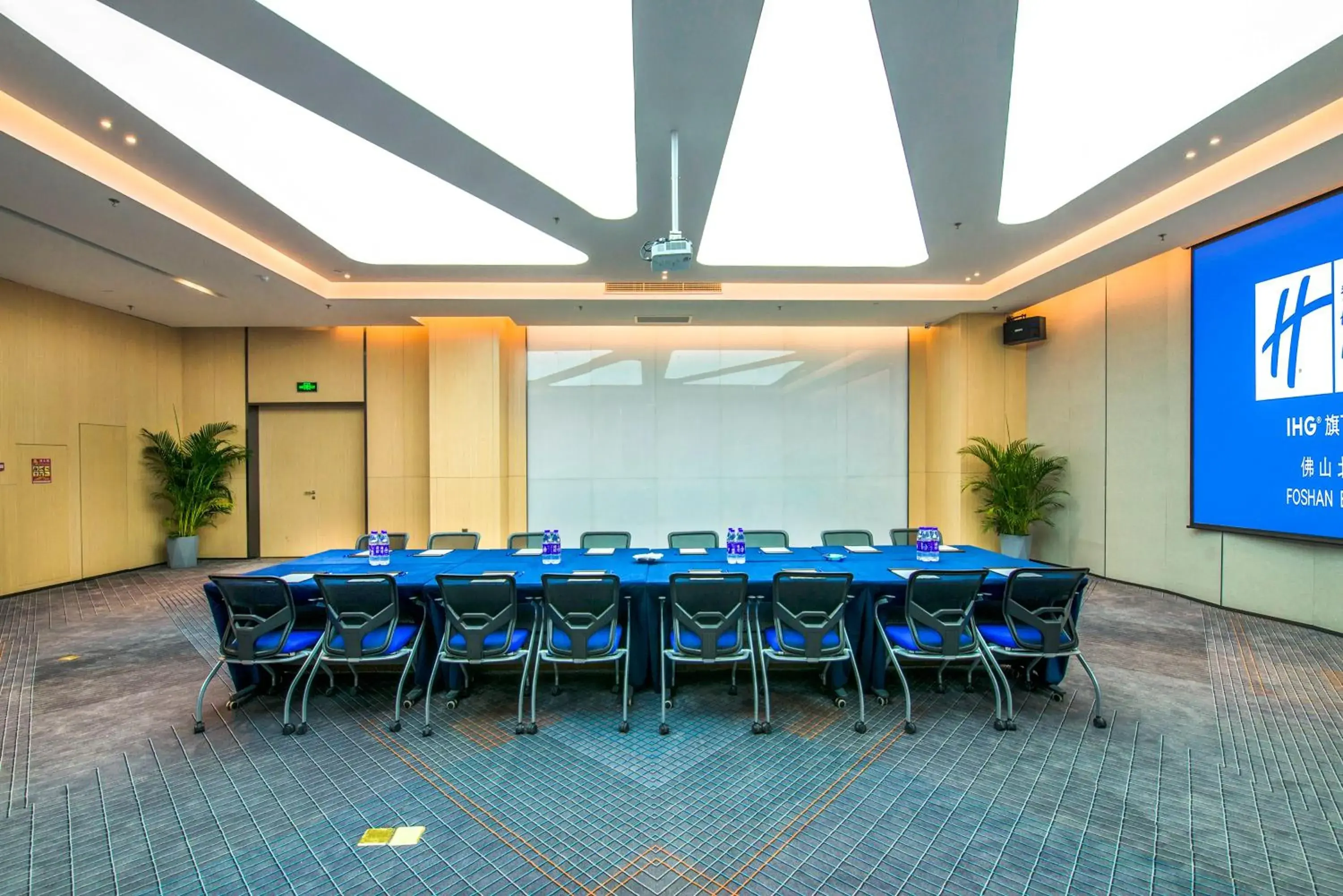 Meeting/conference room in Holiday Inn Express Foshan Beijiao, an IHG Hotel