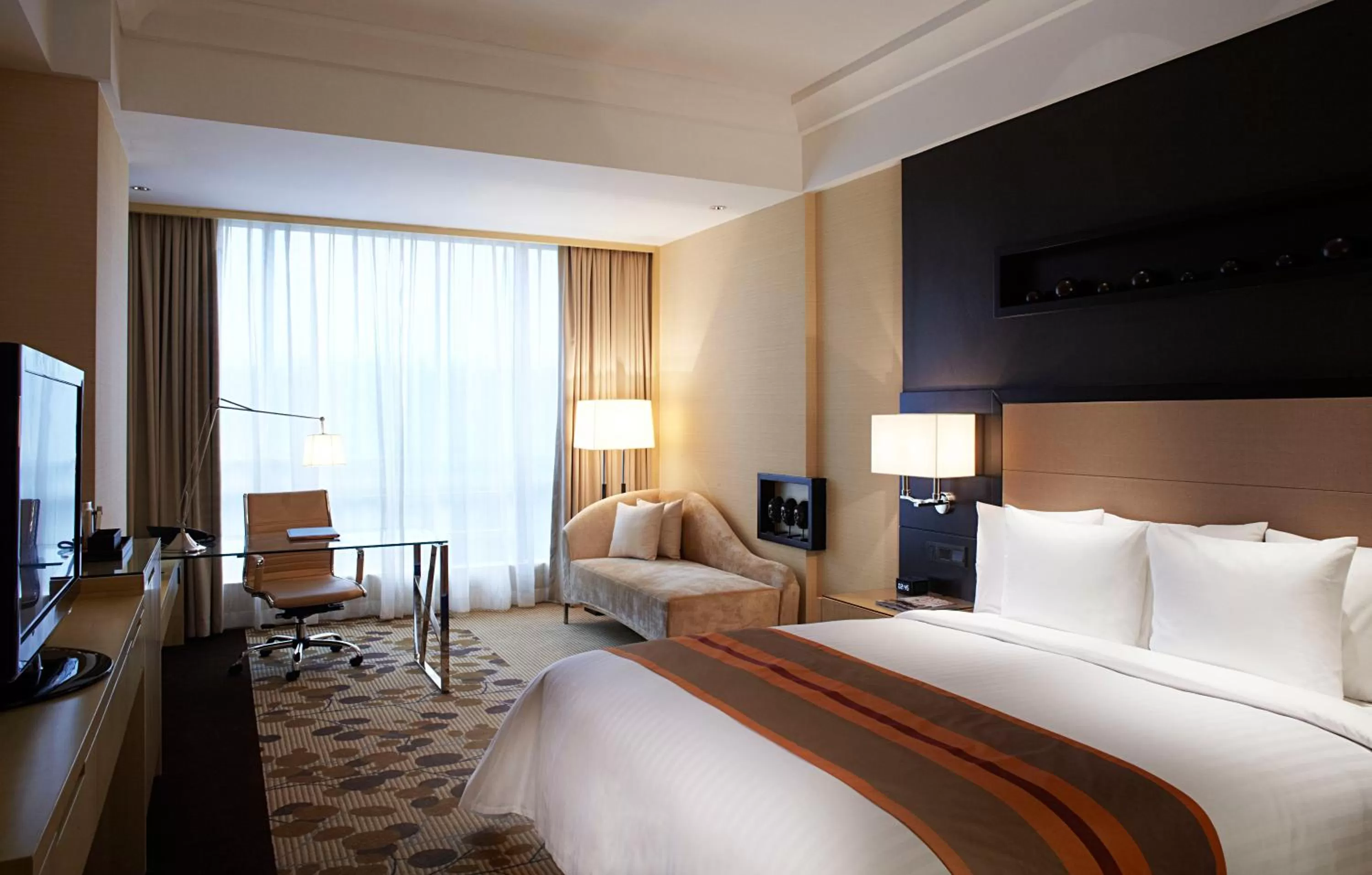 Deluxe King Room in Courtyard by Marriott Shanghai Central