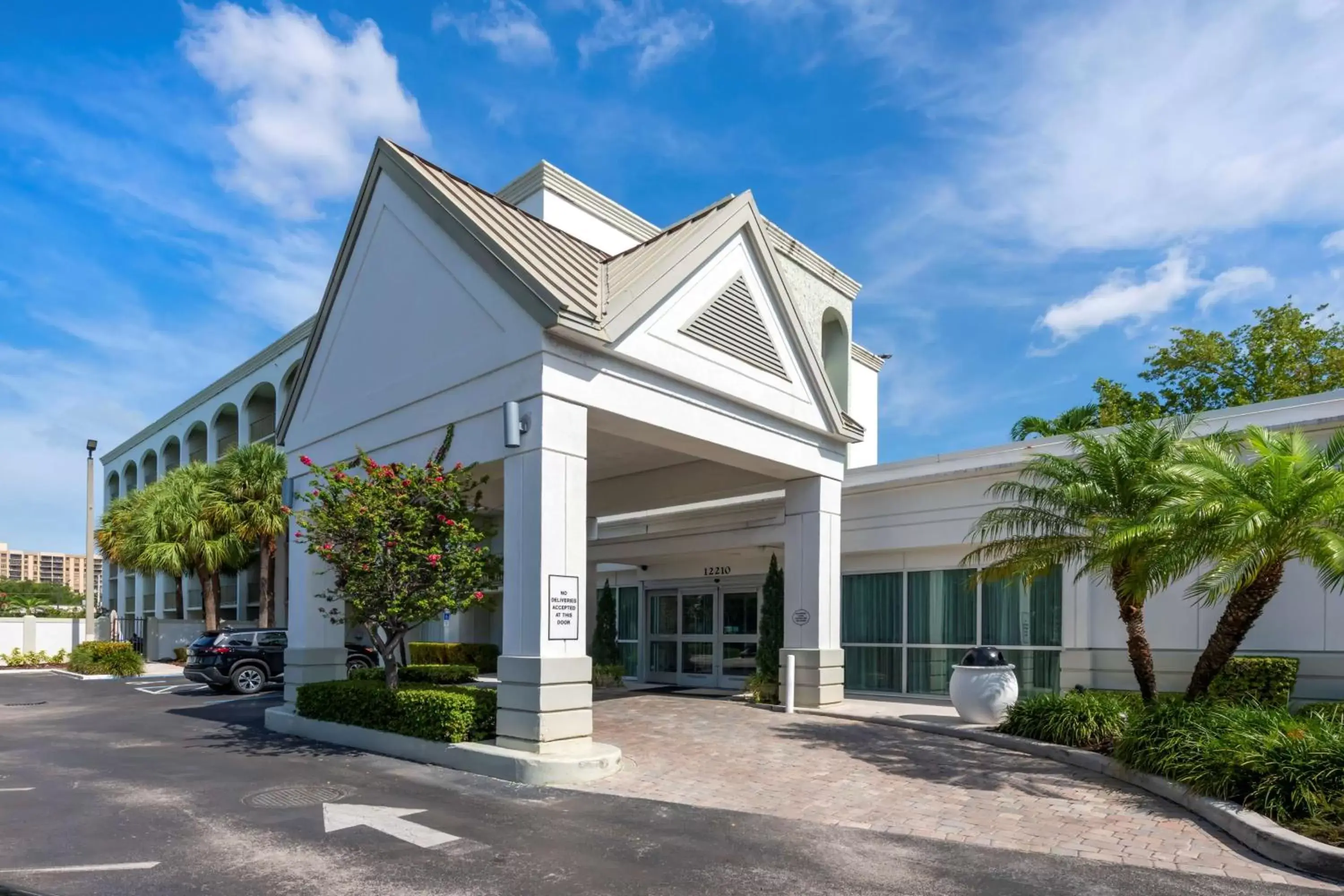 Property Building in Best Western Plus North Miami-Bal Harbour