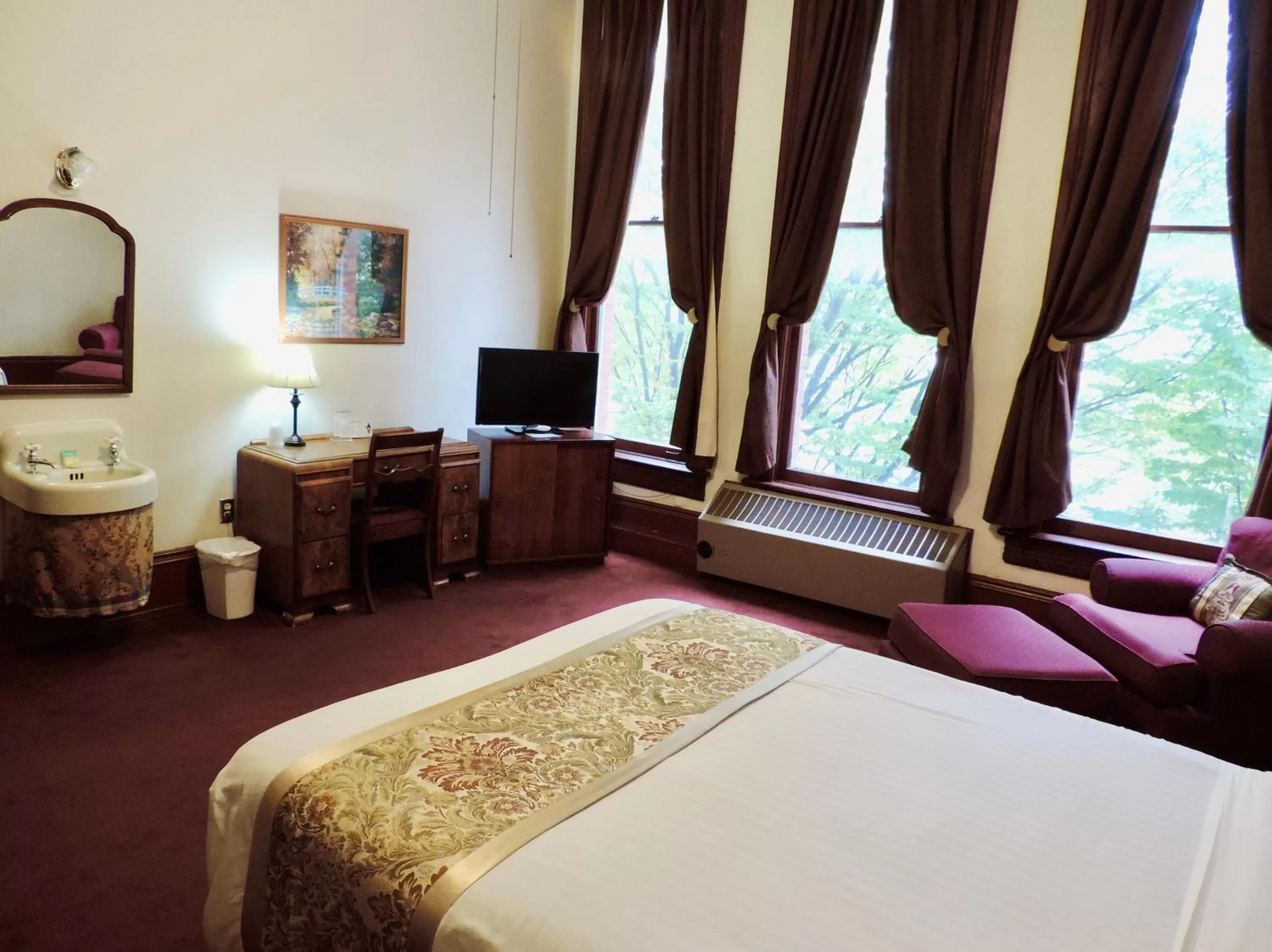 Bed in The Monarch Hotel