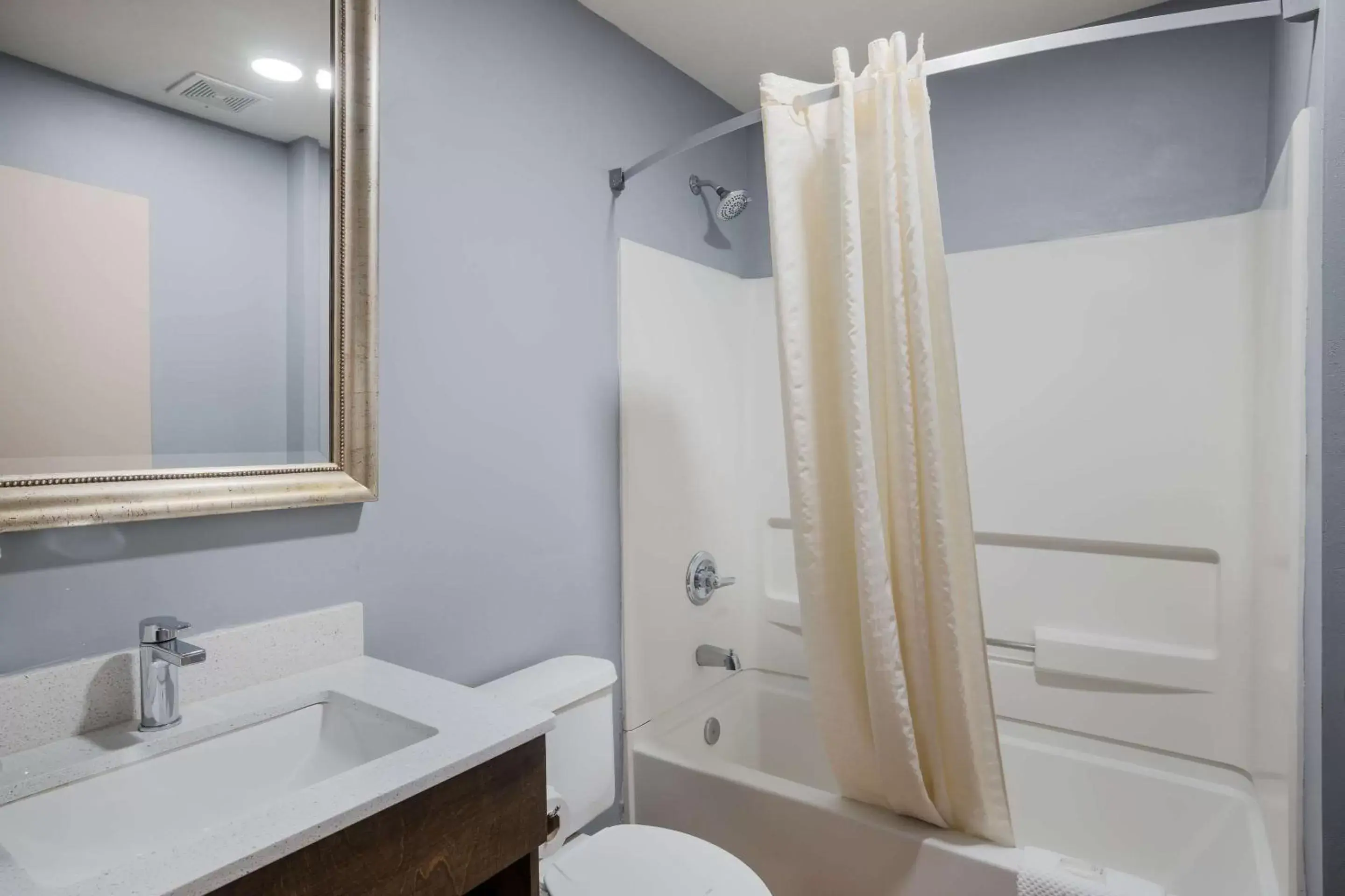 Bathroom in Quality Inn & Suites Blue Springs - Kansas City
