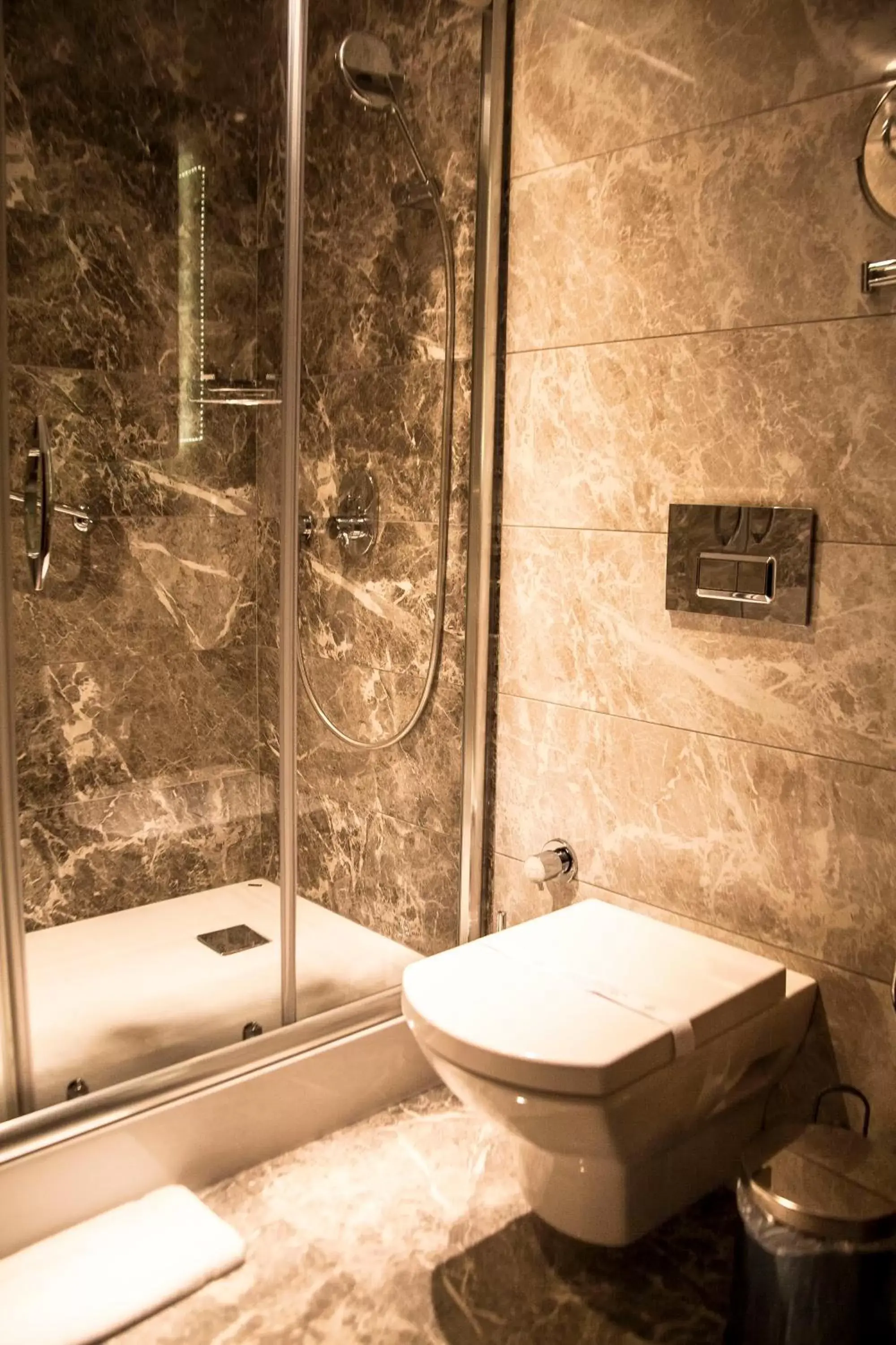 Shower, Bathroom in Old Port Hotel