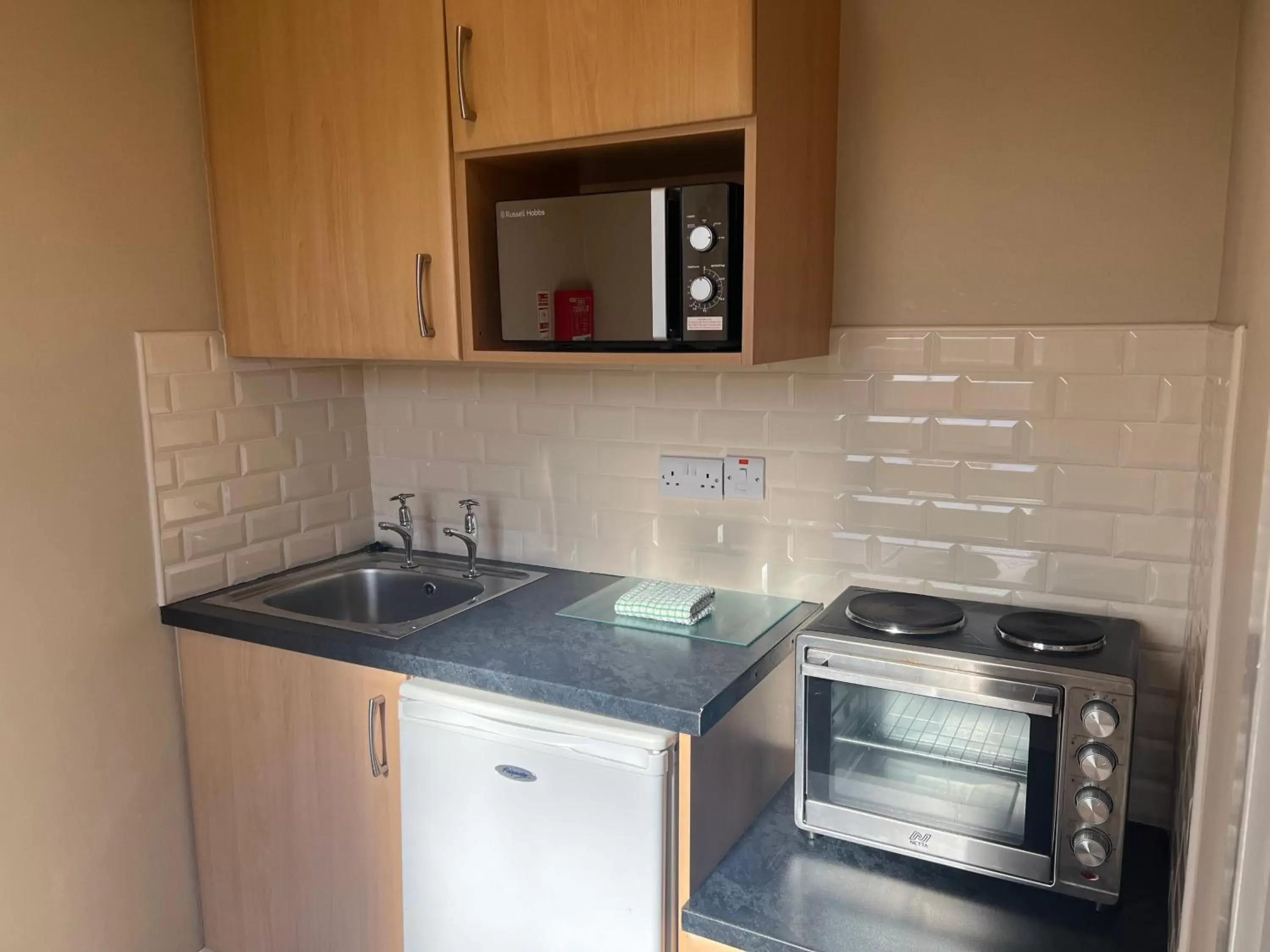 Kitchen or kitchenette, Kitchen/Kitchenette in Belmore Court & Motel